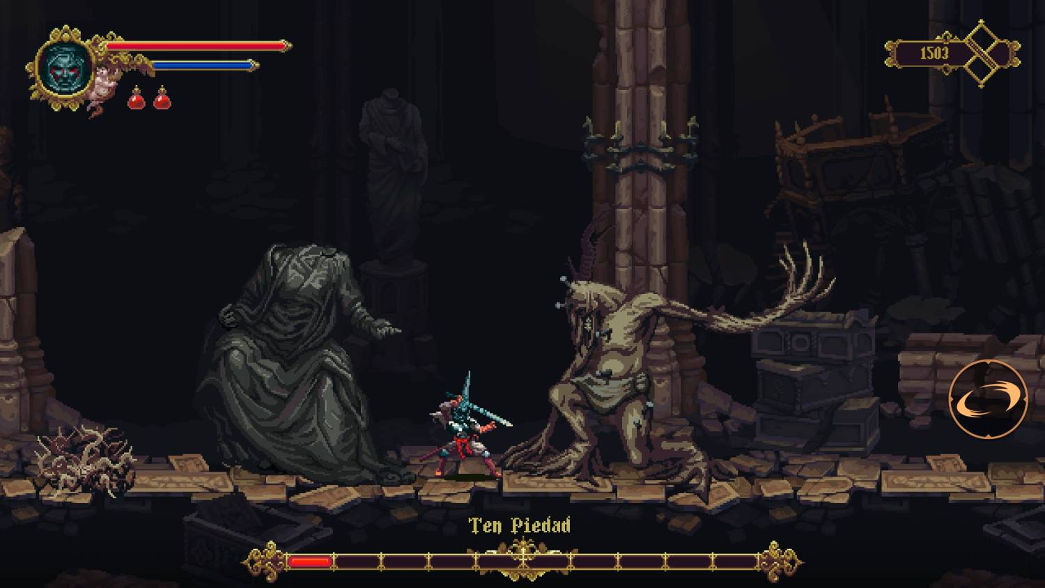 Un personaje jugador con espada lucha contra un monstruo junto a una estatua de piedra en un salón oscuro.