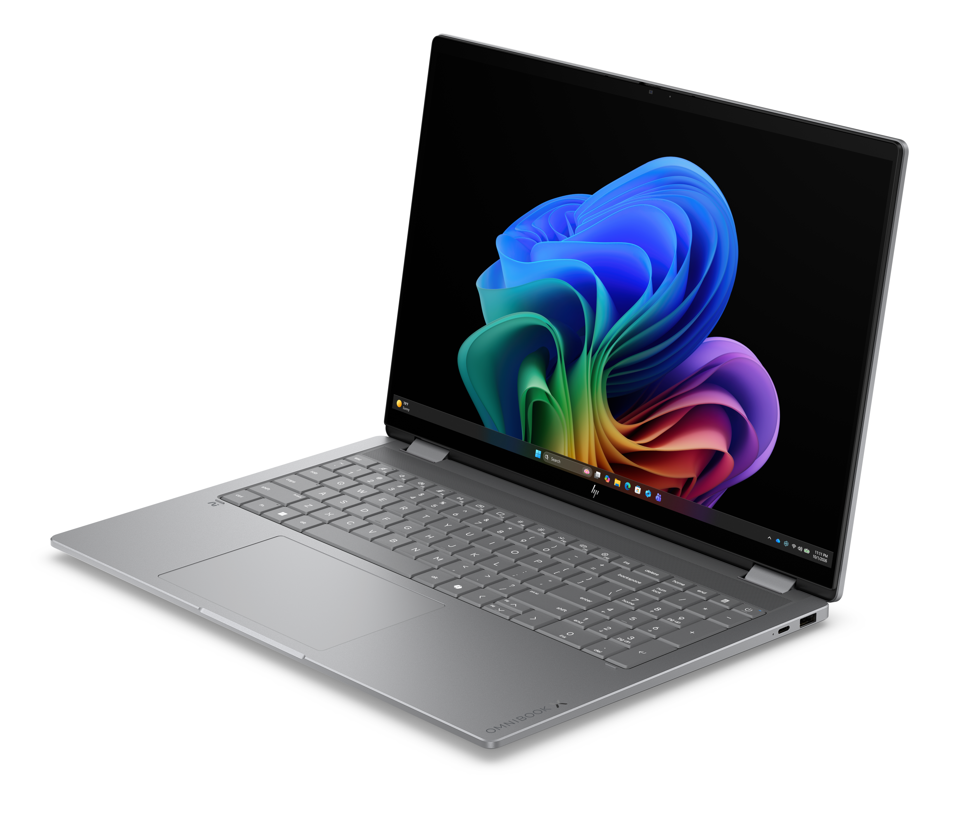 Srebrny laptop z kolorową tapetą na ekranie.