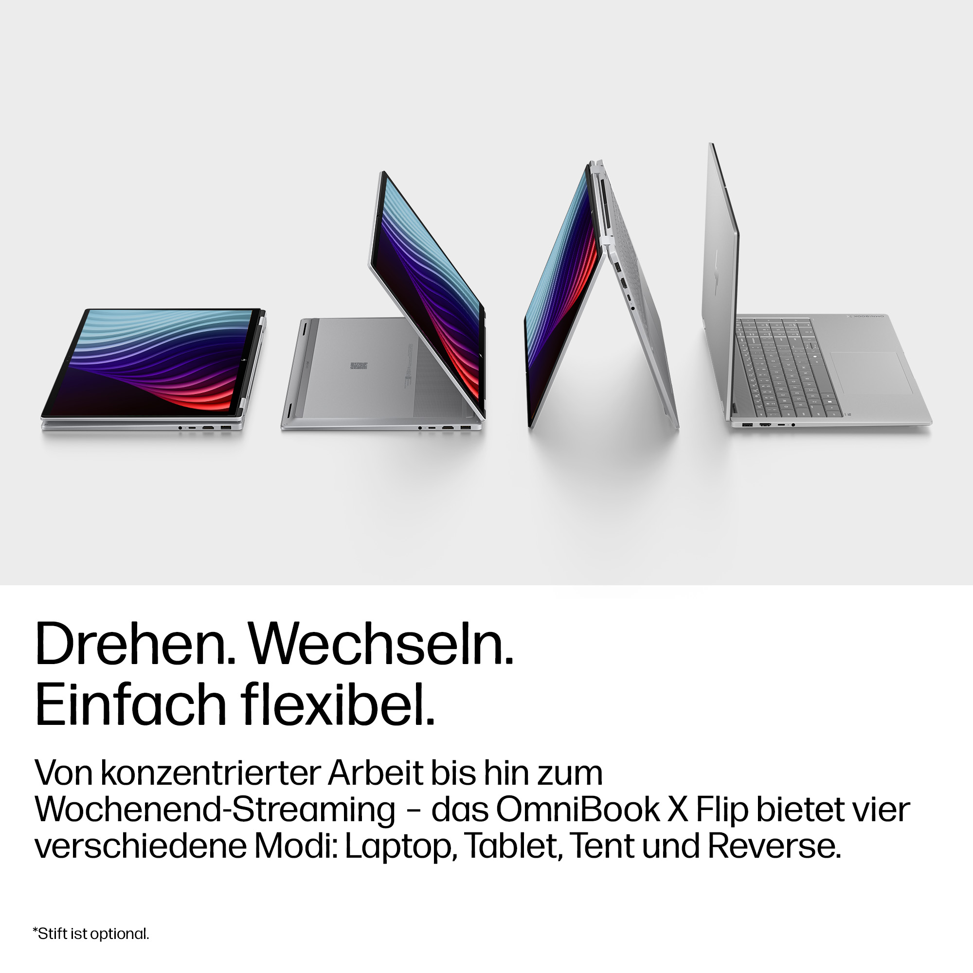 Vier silberne Laptops in verschiedenen Modi auf weißem Hintergrund.