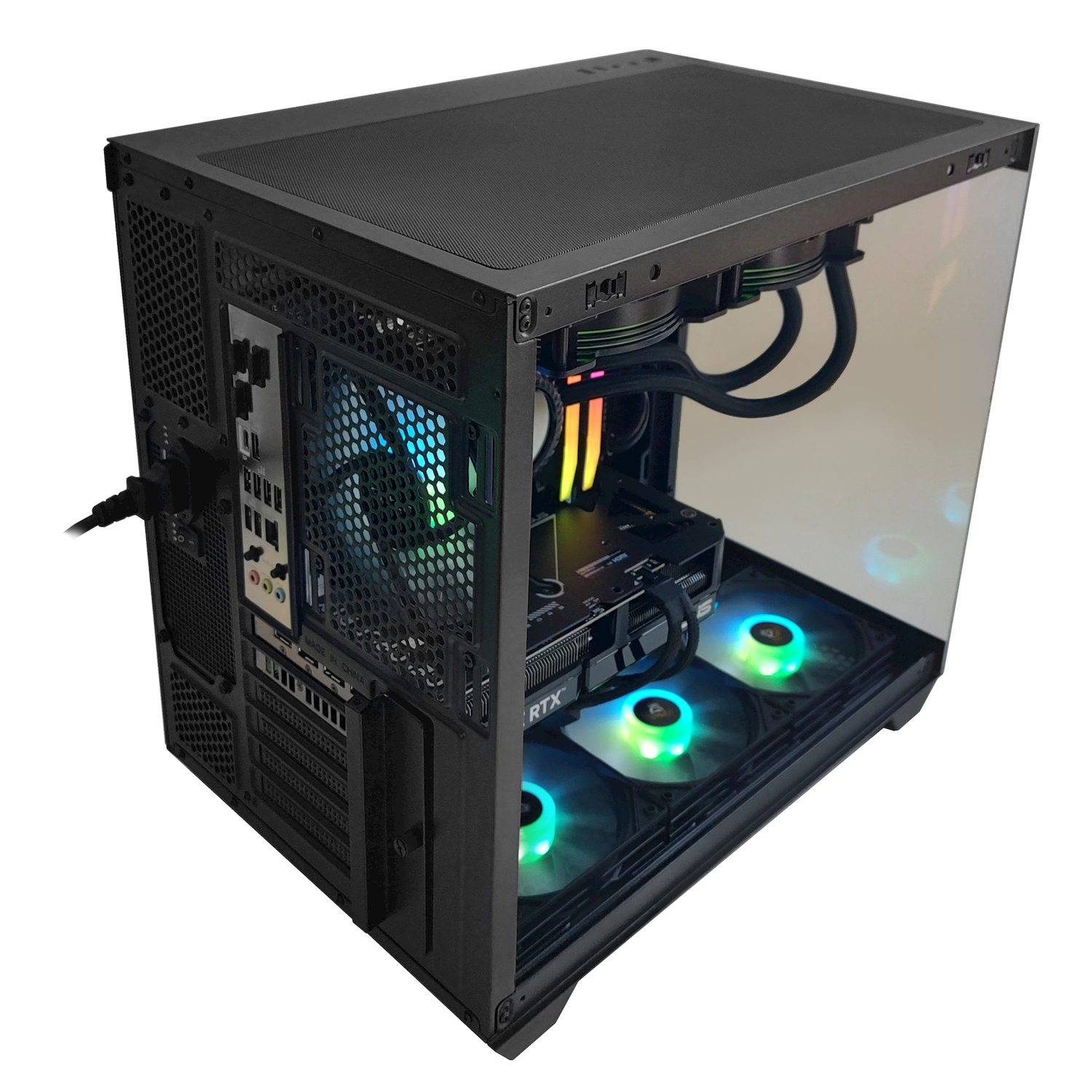 Un PC nero aperto con ventole RGB e componenti interni visibili.