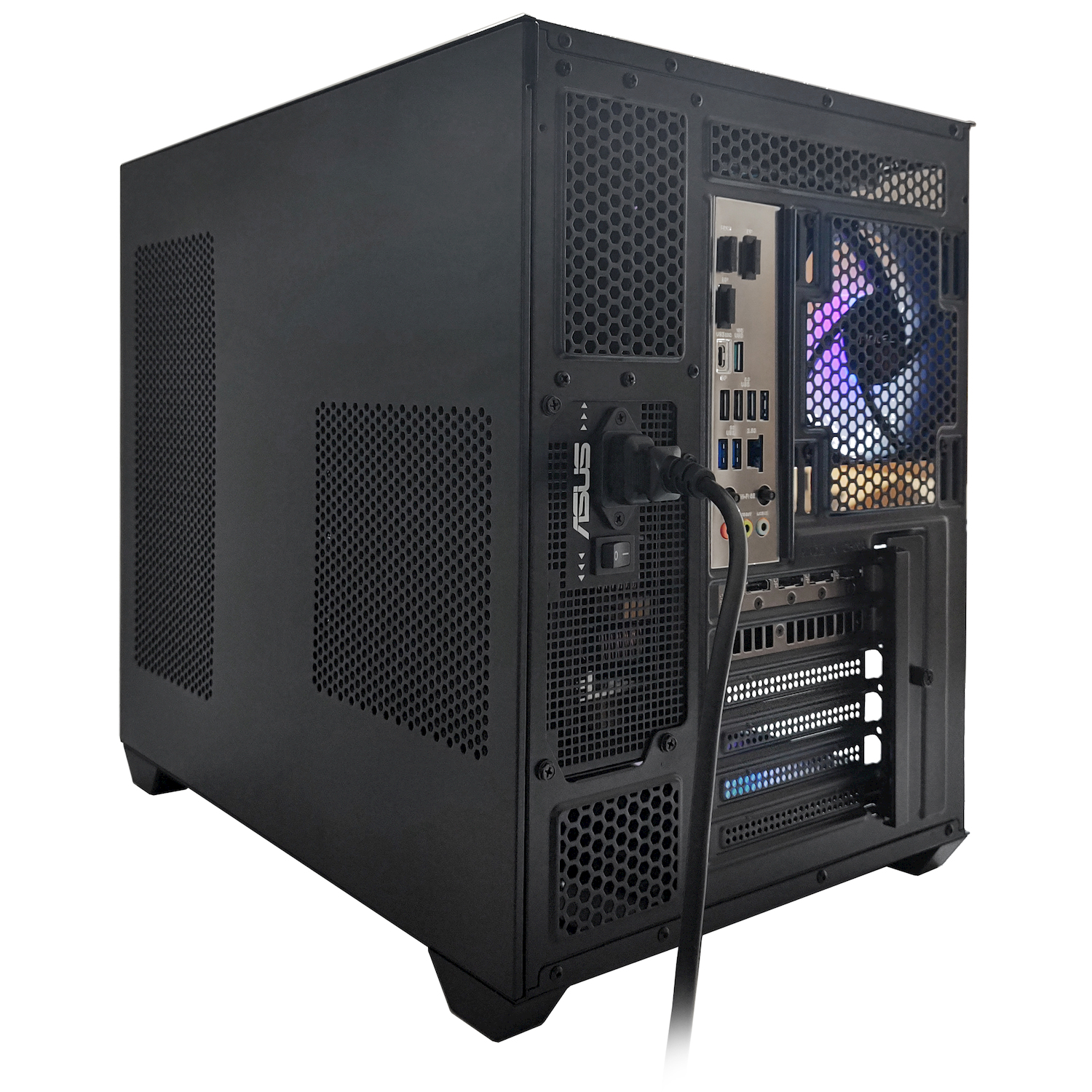 Retro di un tower PC nero che mostra porte, ventola con luci RGB e cavo di alimentazione.