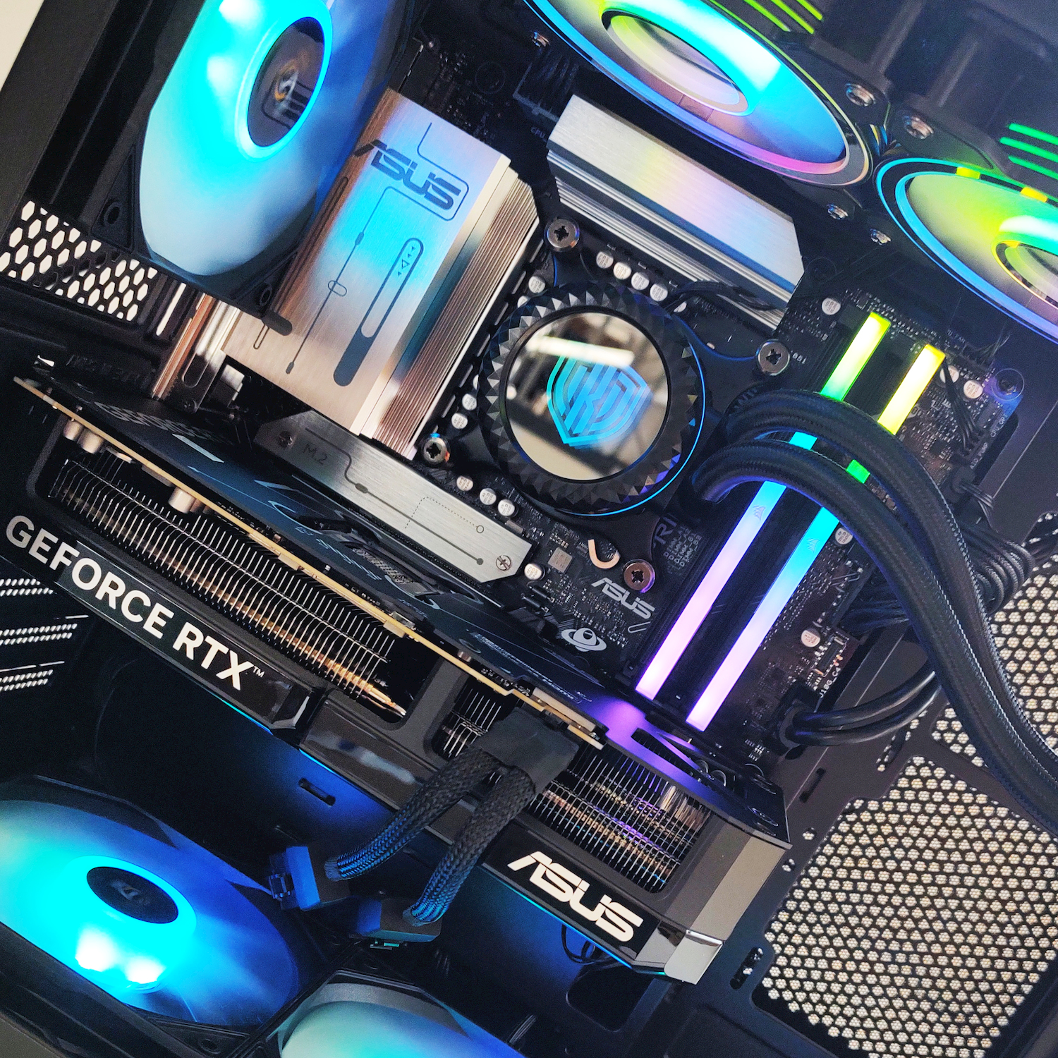 Interno di un computer illuminato con scheda grafica, ventole e illuminazione RGB.