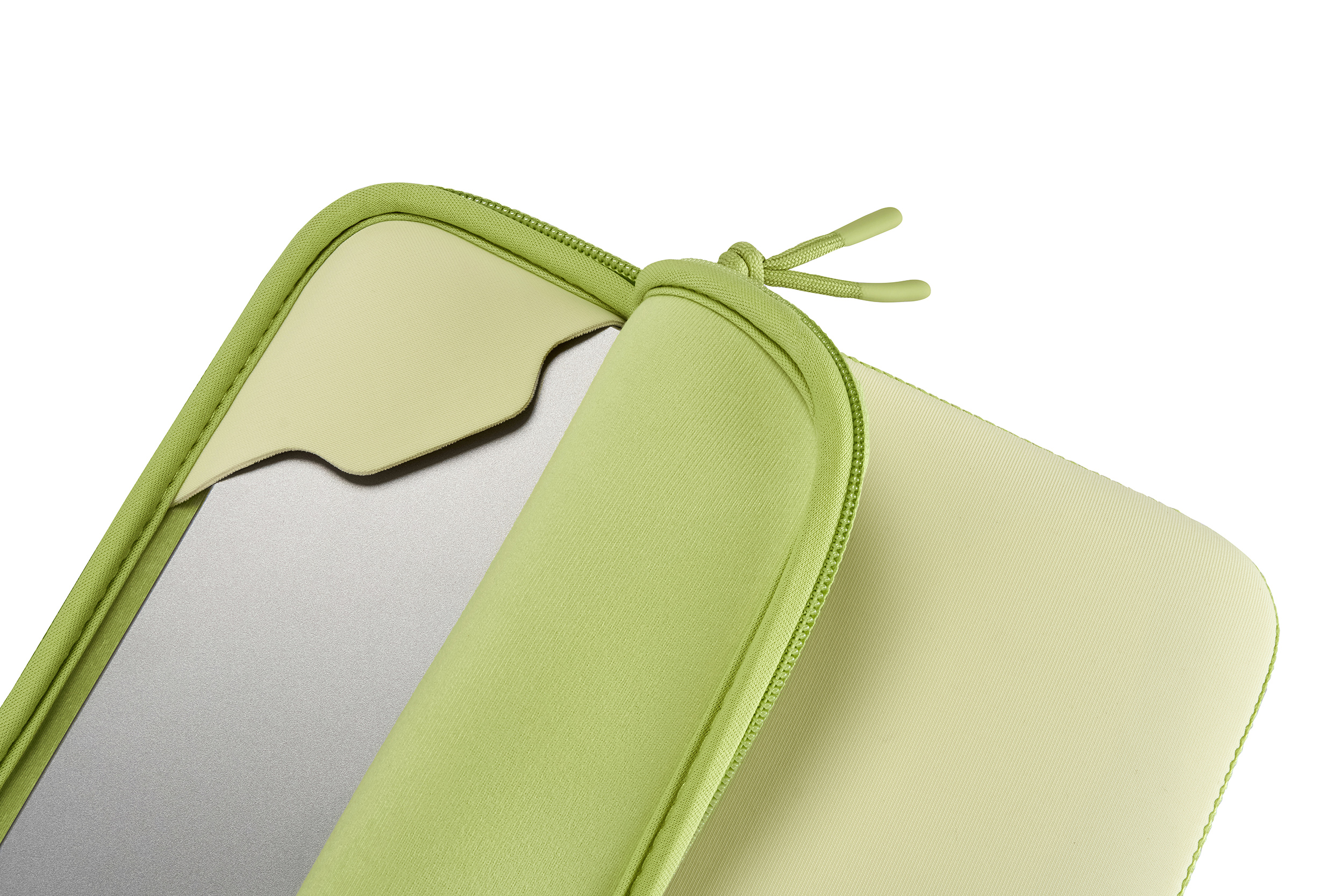 Custodia verde per laptop, parzialmente aperta, con laptop argentato.