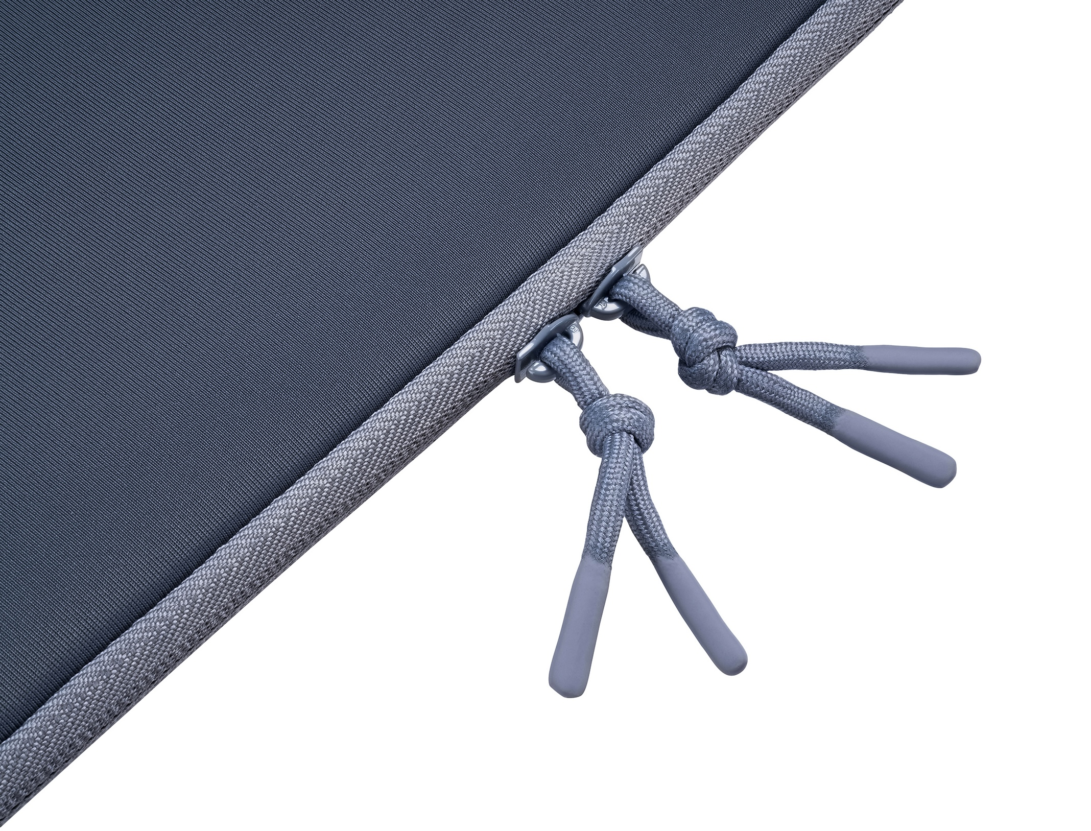 Tessuto grigio con estremità con coulisse e occhielli metallici su sfondo bianco.