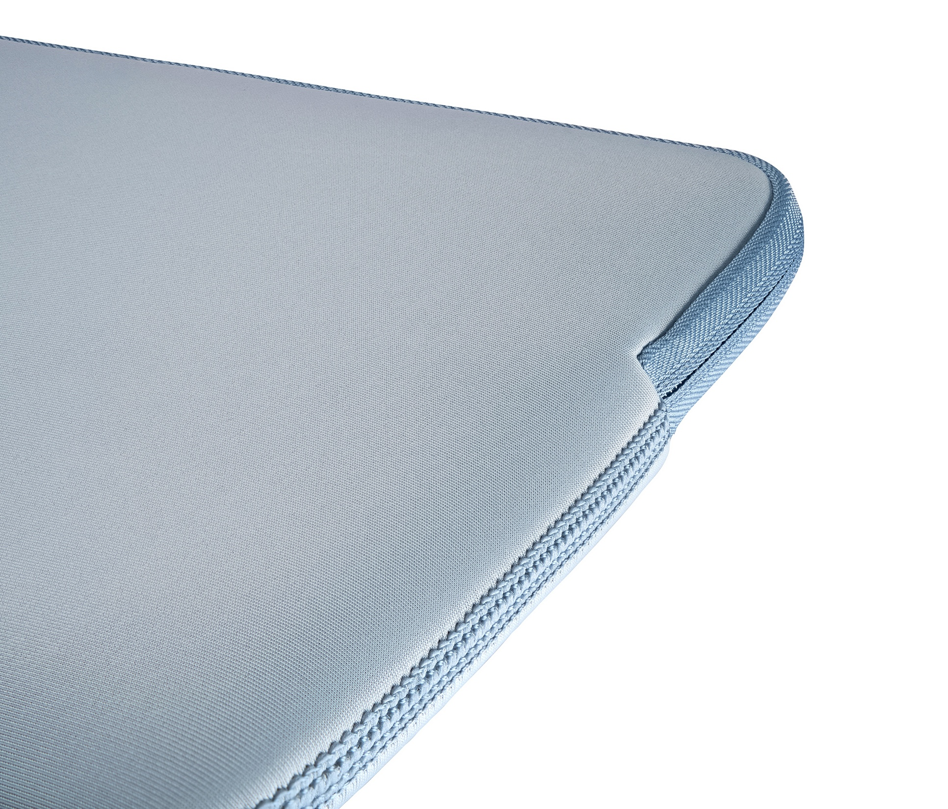 Custodia grigio chiaro per laptop con bordo blu e cuciture.