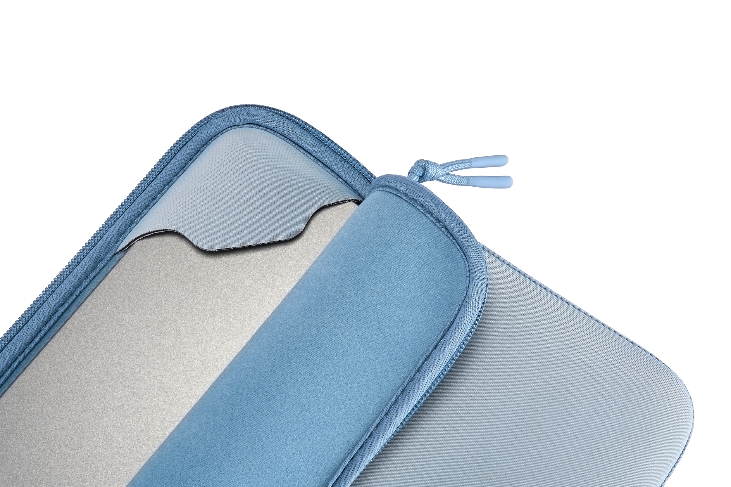 Una custodia azzurra per laptop con cerniera e un laptop argentato.