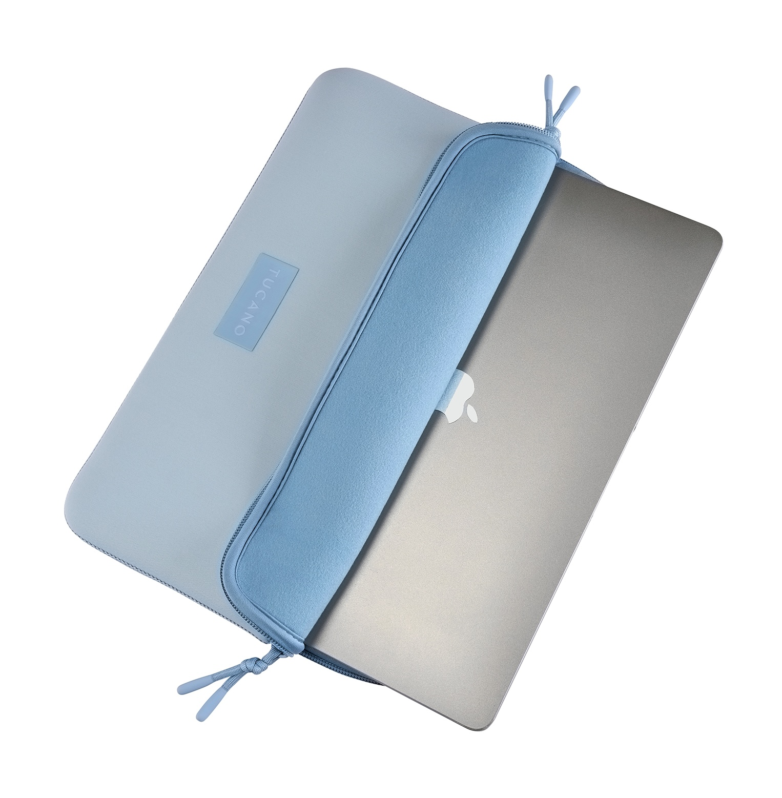 Una custodia per laptop azzurra con un laptop argentato parzialmente inserito.