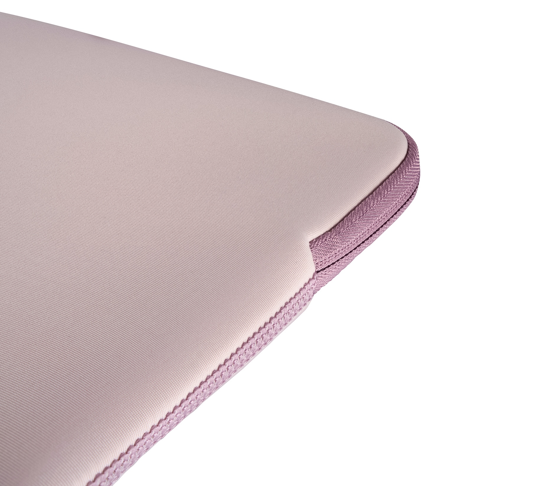 Primo piano di una custodia per laptop rosa chiaro con cerniera viola.