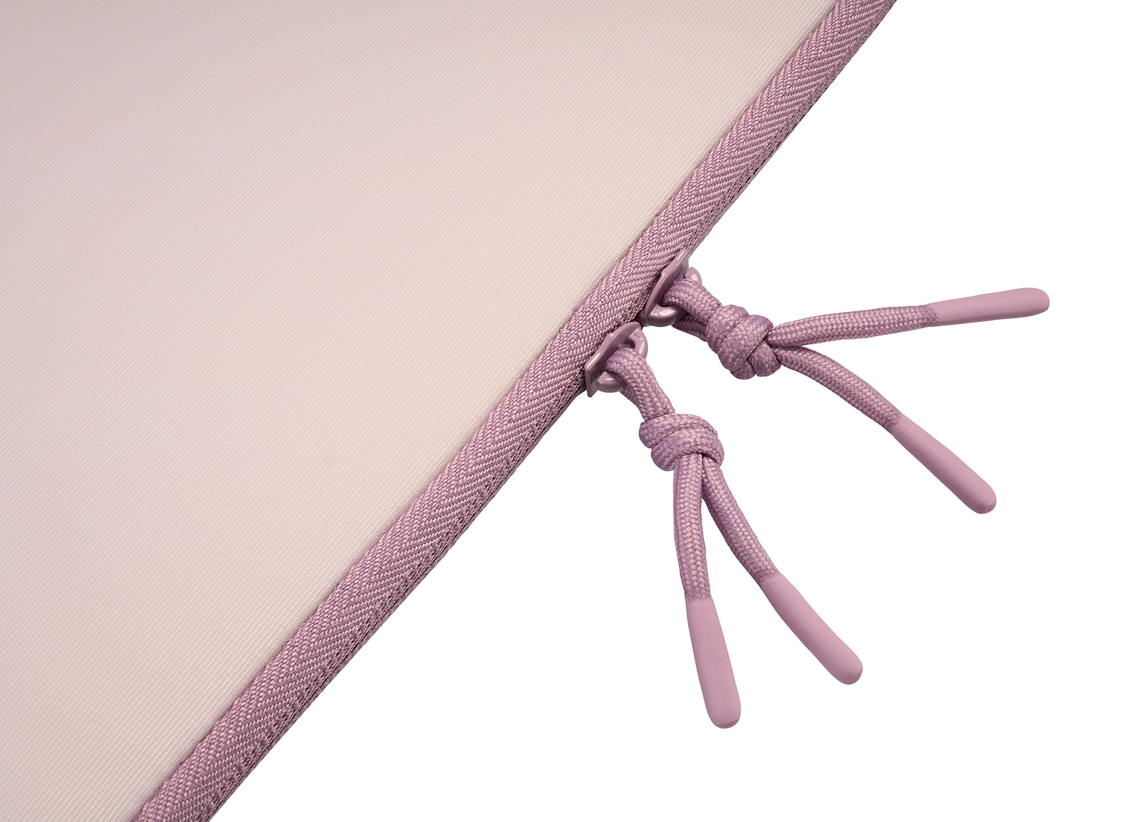 Un tessuto rosa pallido con cerniera e cordoncini viola.