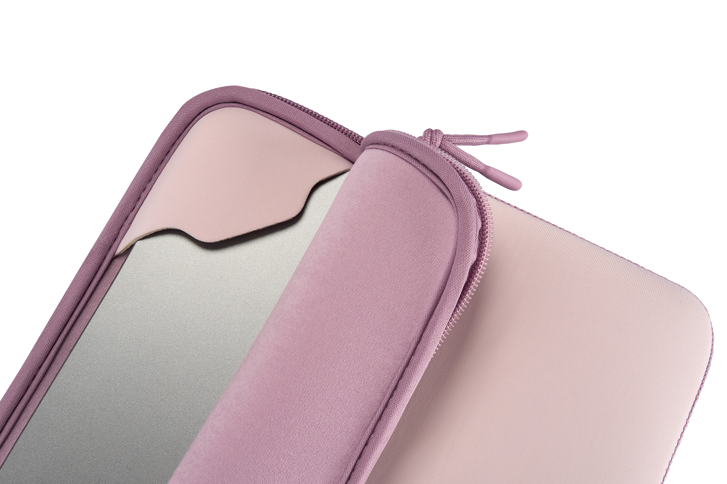 Un laptop metallico parzialmente inserito in una custodia rosa con cerniera e un cordino rosa con due punte rosa.