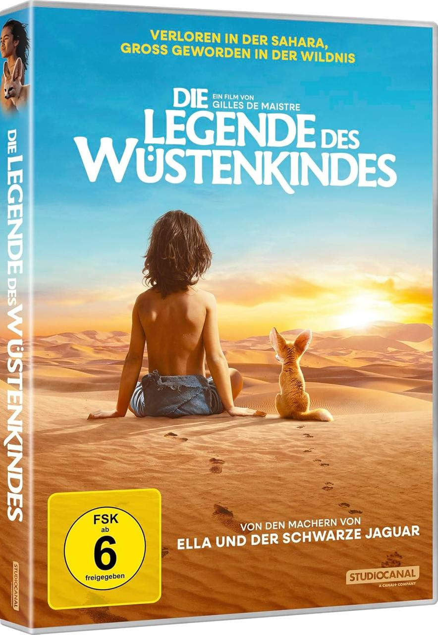 Ein Junge und ein Fennek sitzen im Sand der Sahara bei Sonnenuntergang.