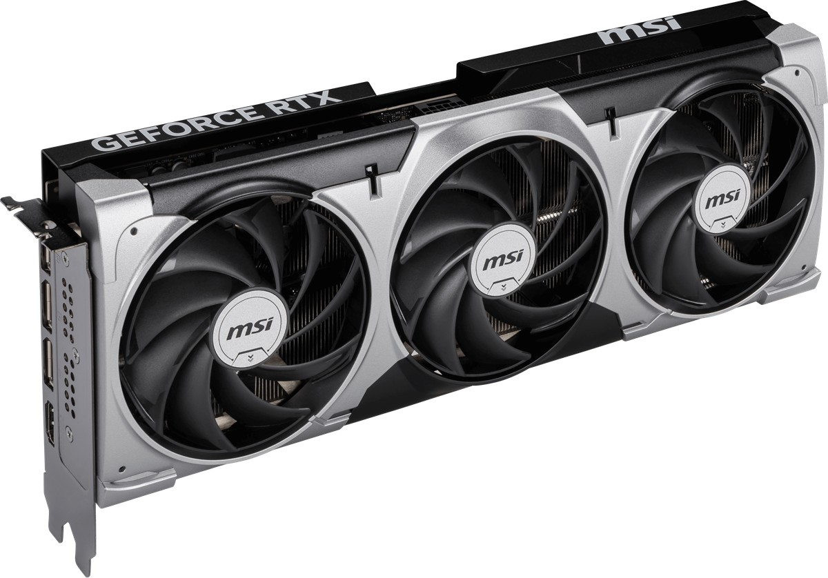 Üç siyah fanlı ve gümüş kasalı MSI GeForce RTX grafik kartı.