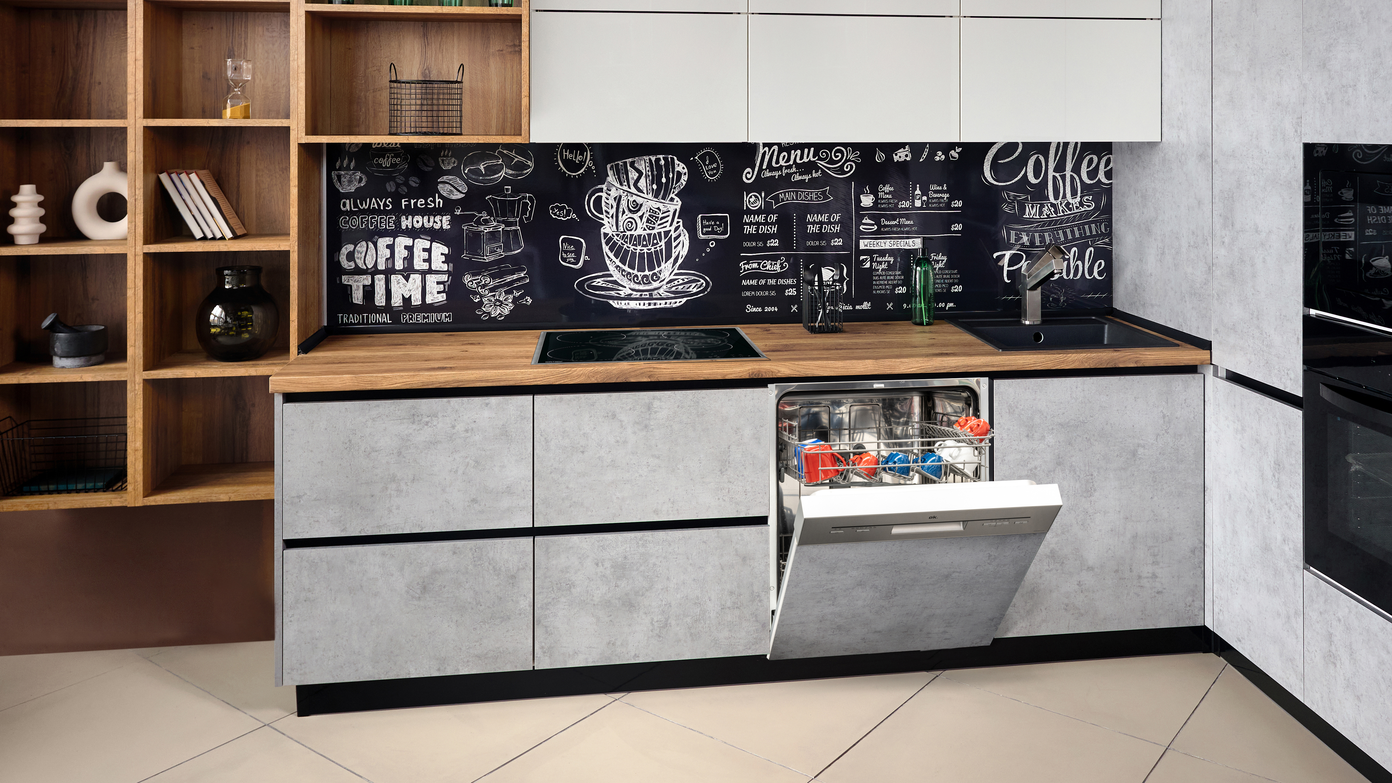 Moderne Küche mit Holzelementen, schwarzer Tafelrückwand mit Kaffeethema und geöffneter Spülmaschine.