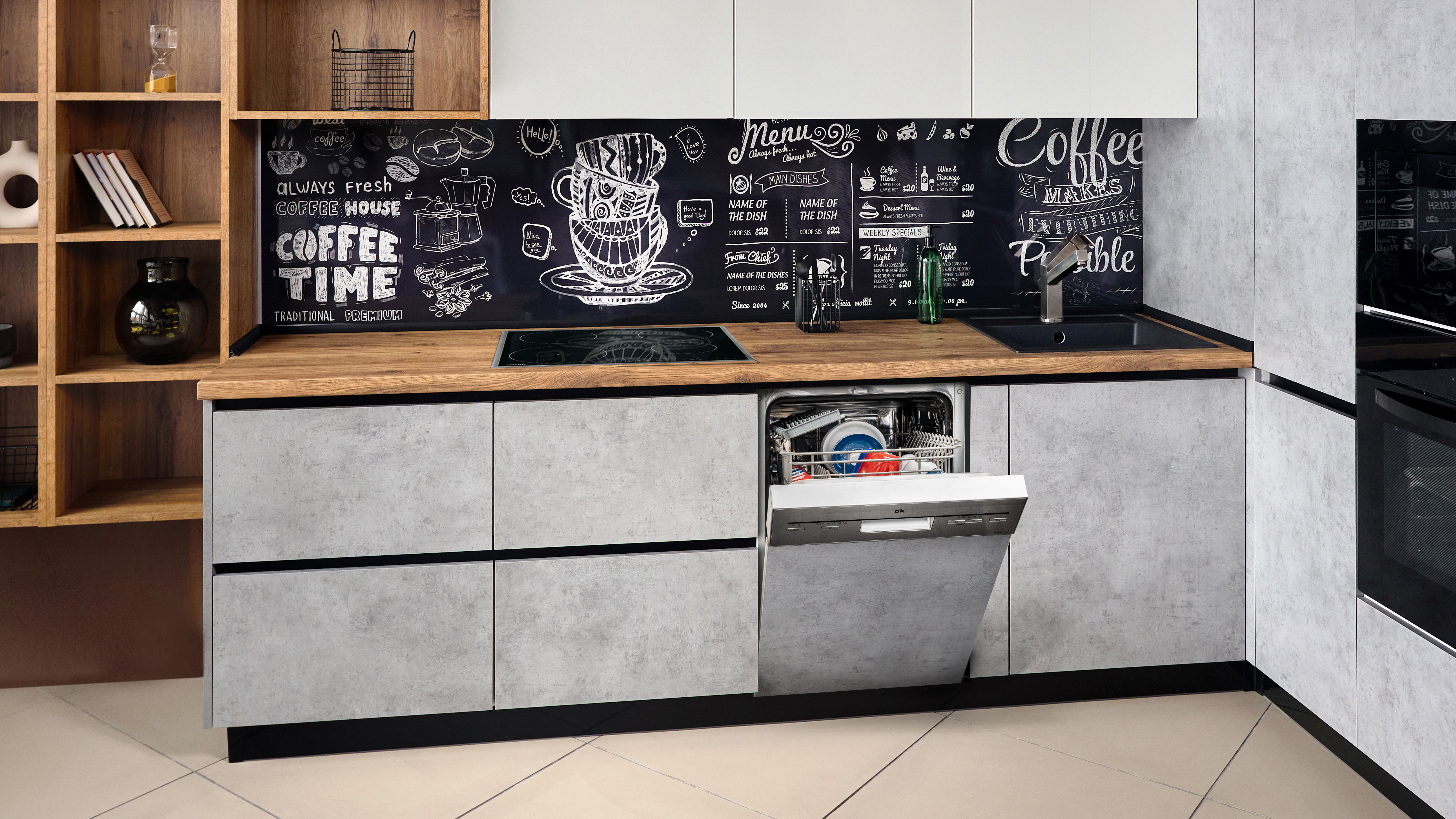 Moderne Küche mit Tafel-Rückwand und Kaffee-Kunst. Spülmaschine ist offen.