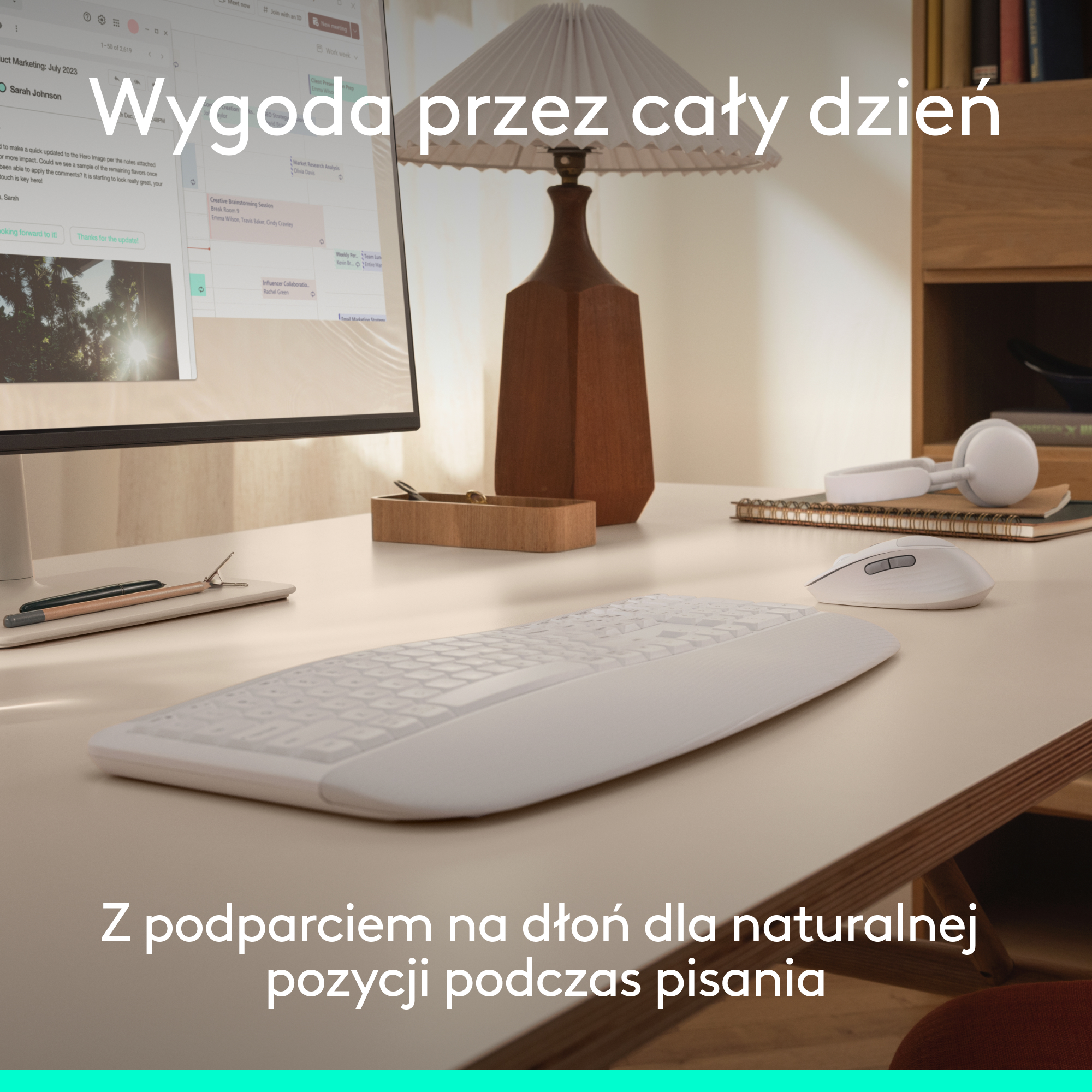 Jasne biurko z klawiaturą, myszką, słuchawkami i monitorem.