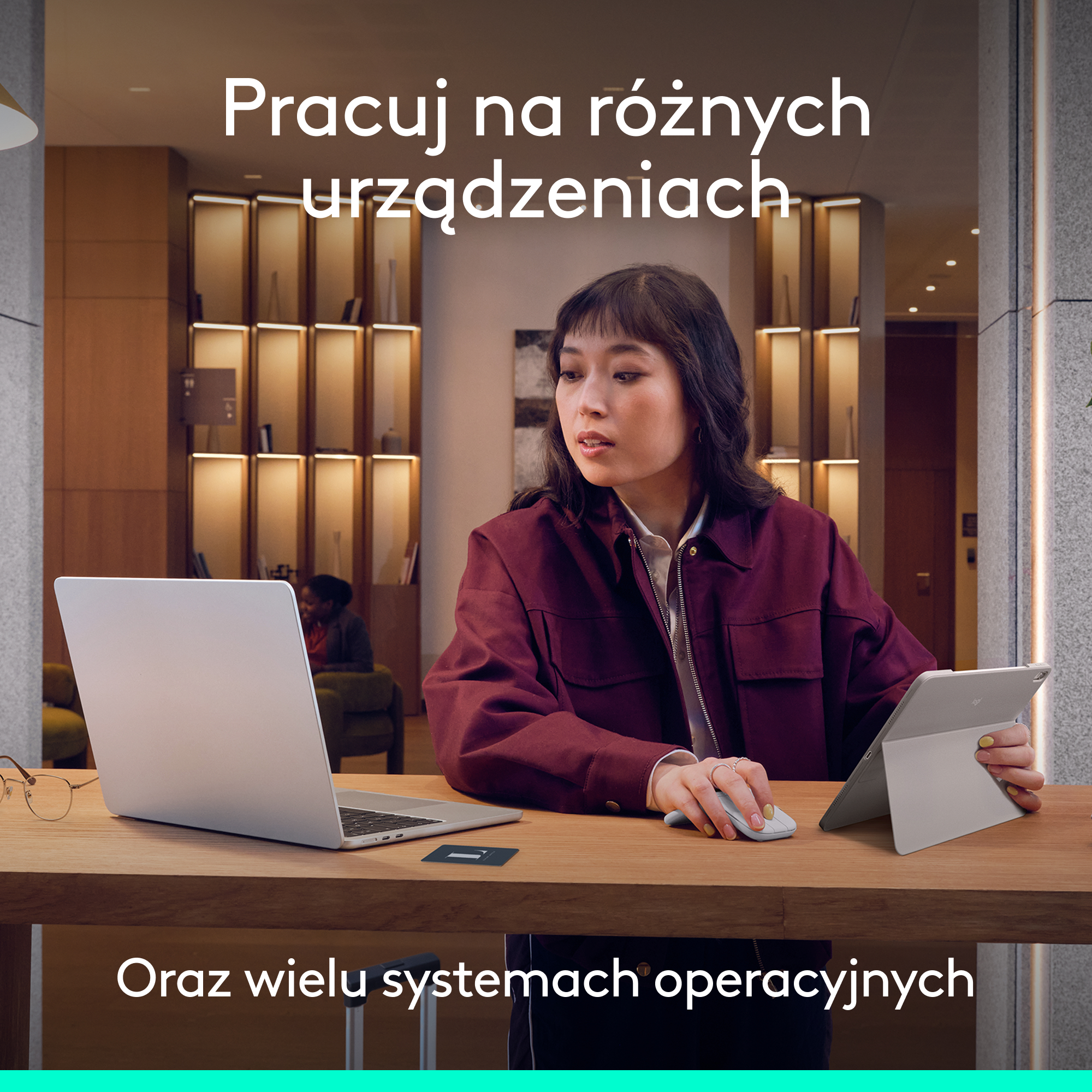 Kobieta pracuje na laptopie i tablecie w nowoczesnym biurze.