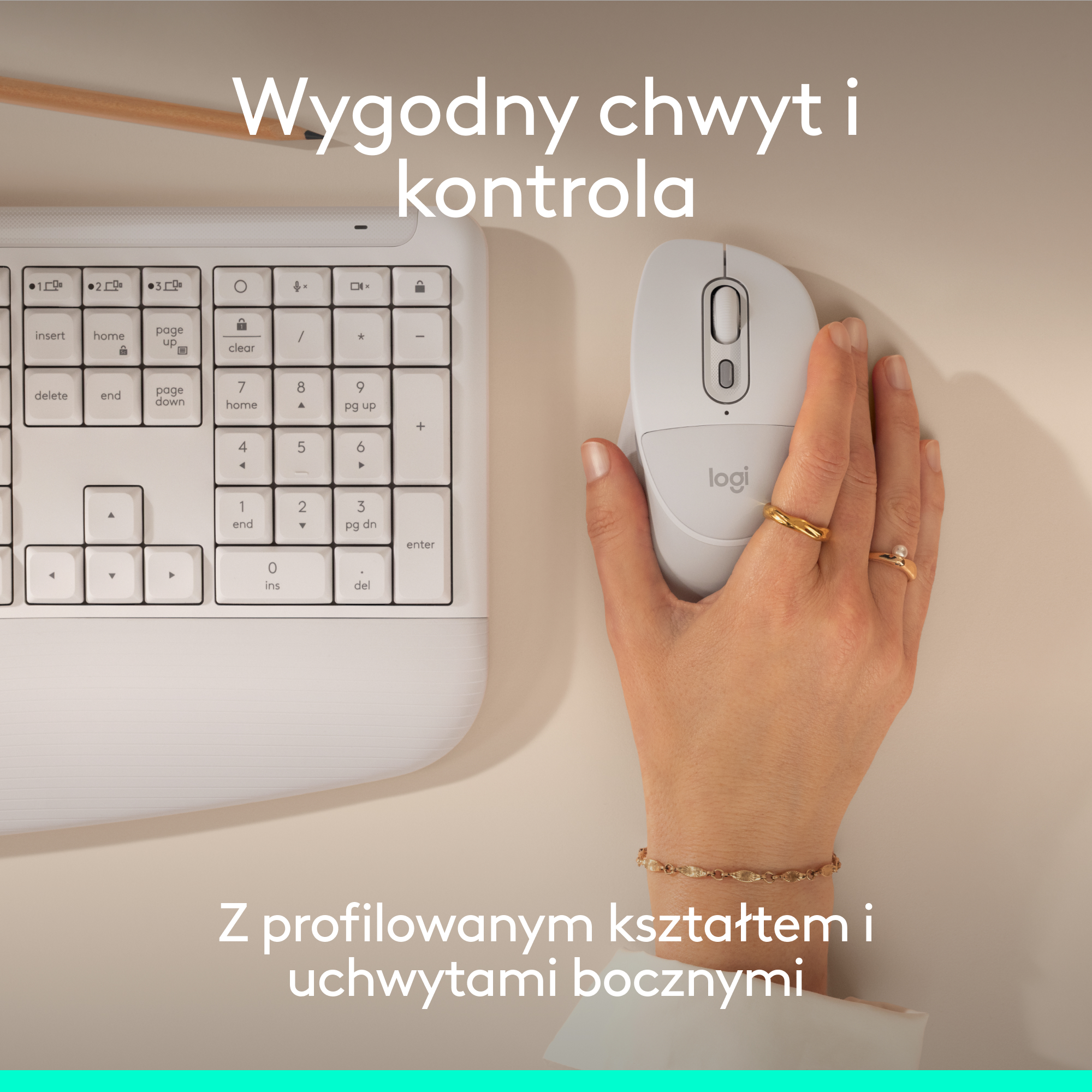 Biała klawiatura i mysz z ludzką dłonią, złota biżuteria.