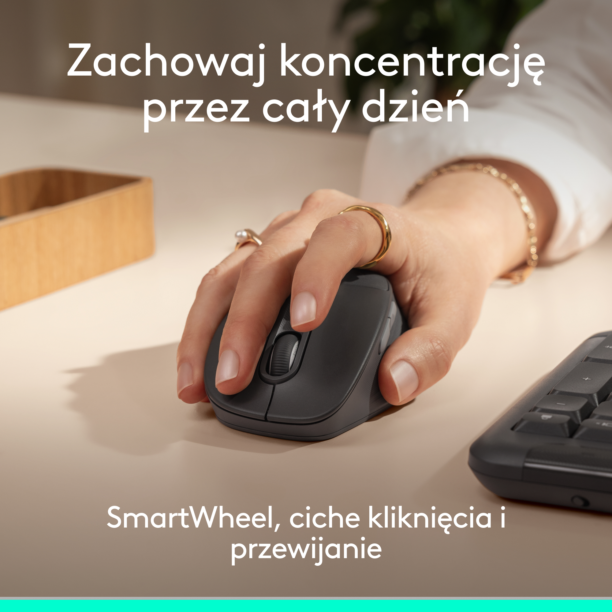 Dłoń używa ciemnej myszy z kółkiem przewijania na jasnym biurku.