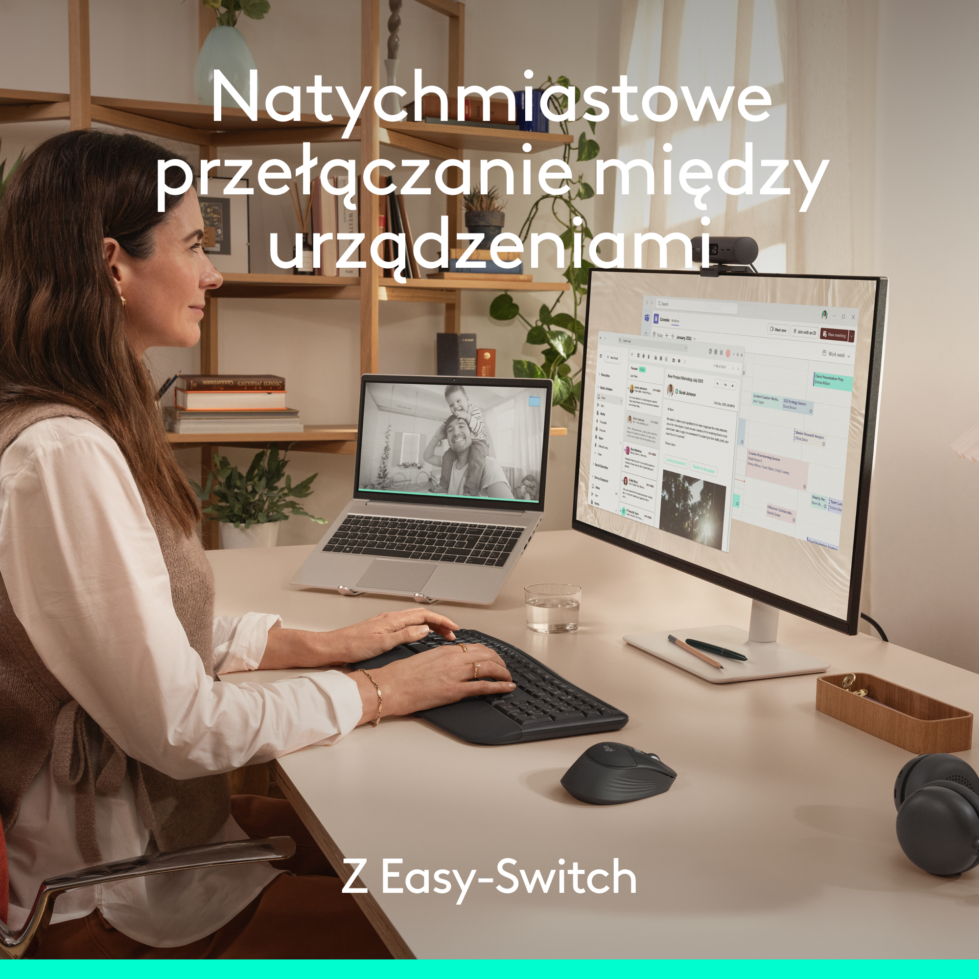 Kobieta pracuje przy biurku z laptopem, monitorem i myszką. Tekst: Natychmiastowe przełączanie między urządzeniami.