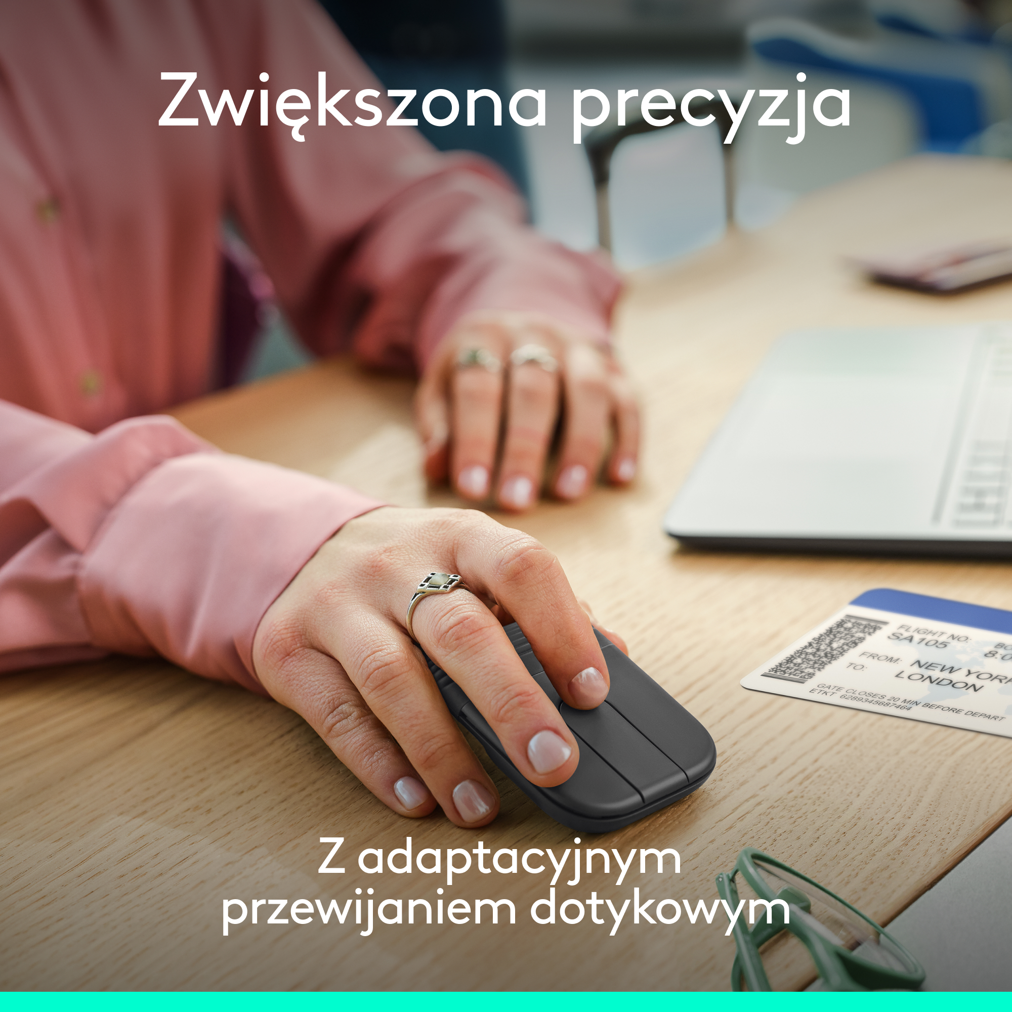 Osoba używająca myszy i laptopa, z biletem lotniczym w pobliżu.