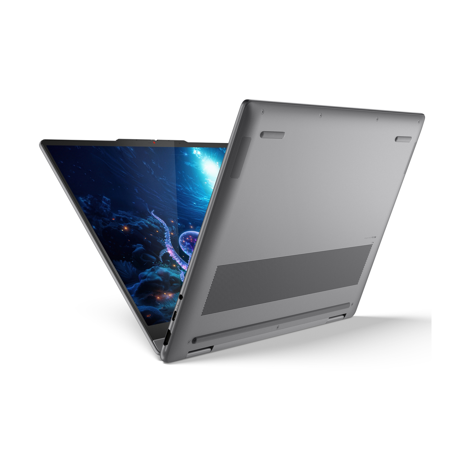 Laptop argento aperto, schermo mostra scena subacquea e polpo viola.