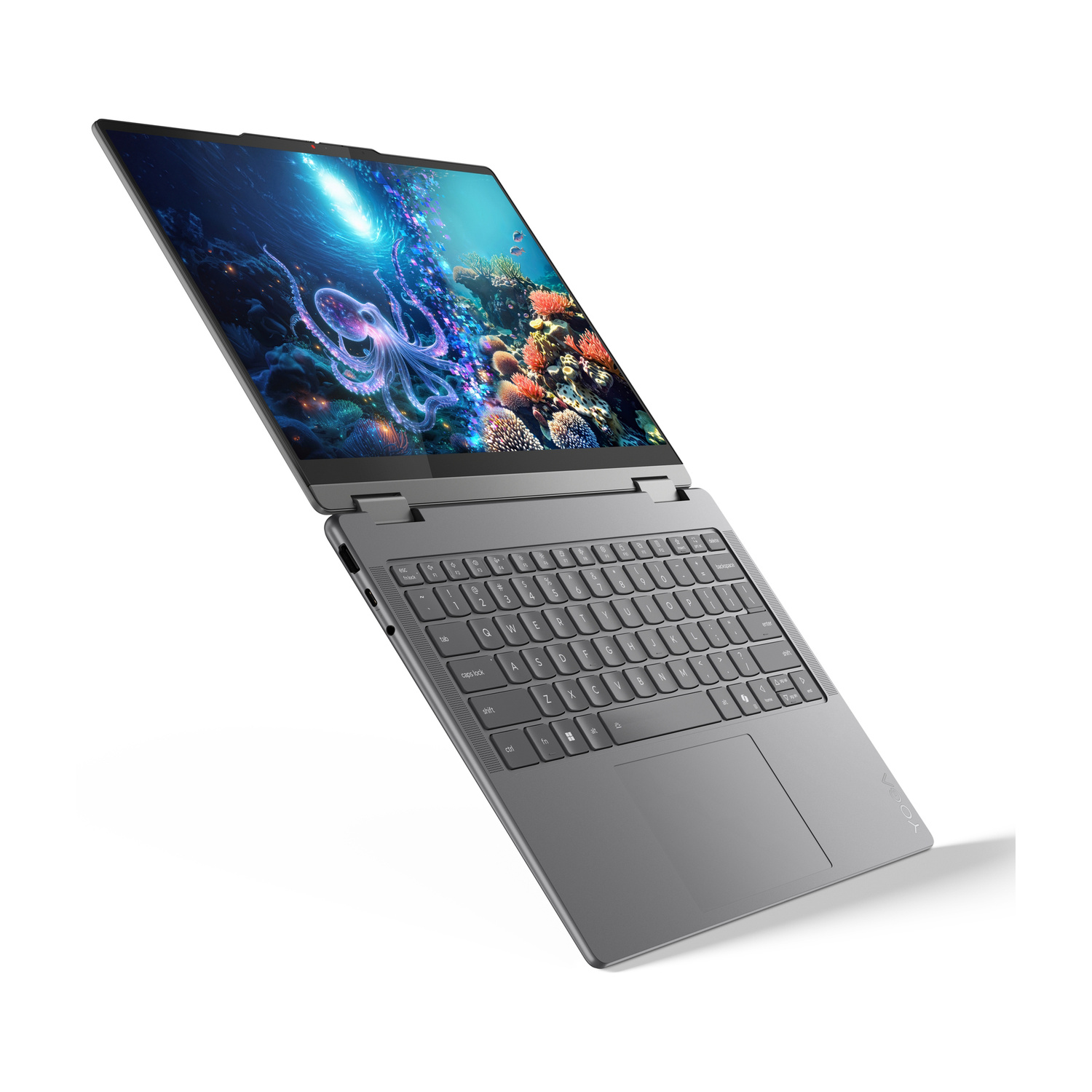 Laptop grigio con scena subacquea: polpo viola, corallo e pesci.