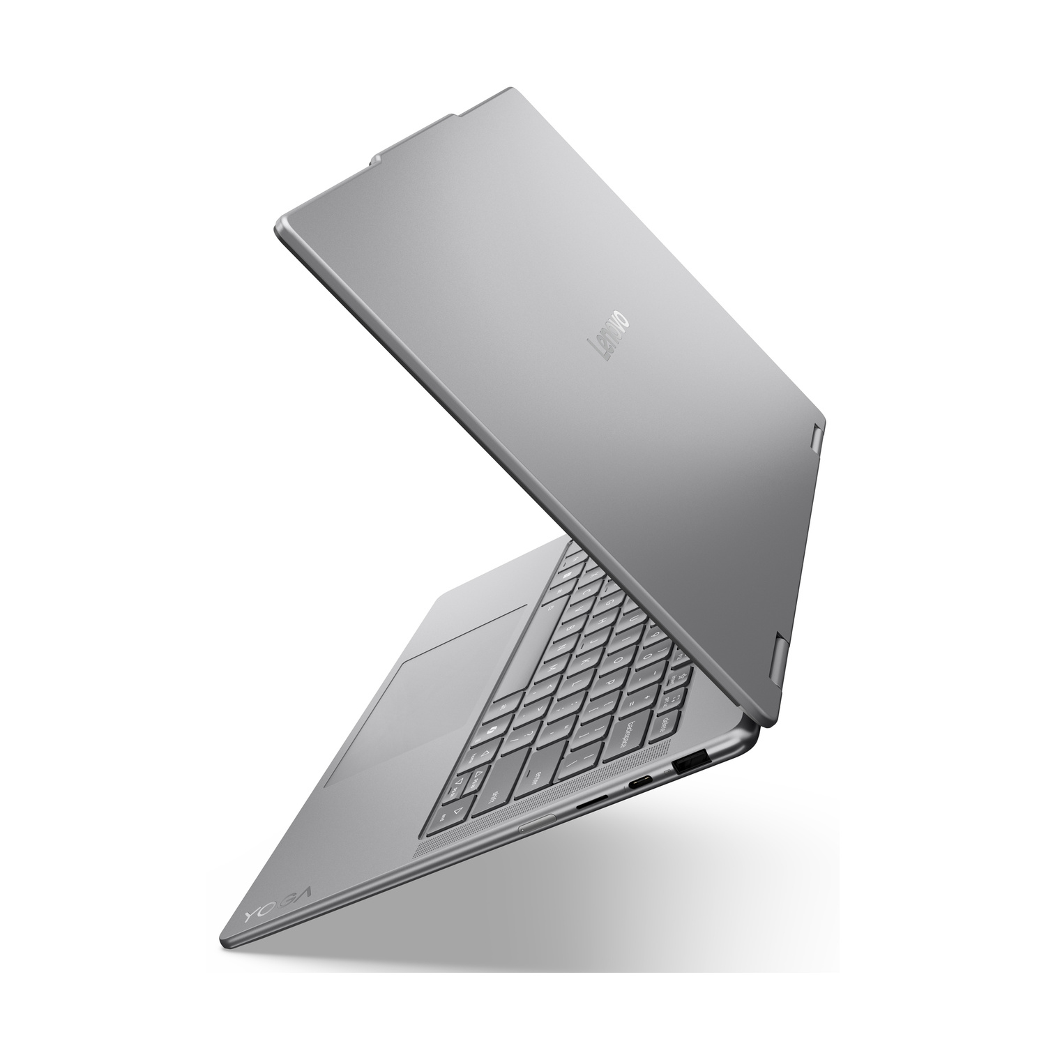 Un laptop Lenovo Yoga argentato è aperto su sfondo bianco.