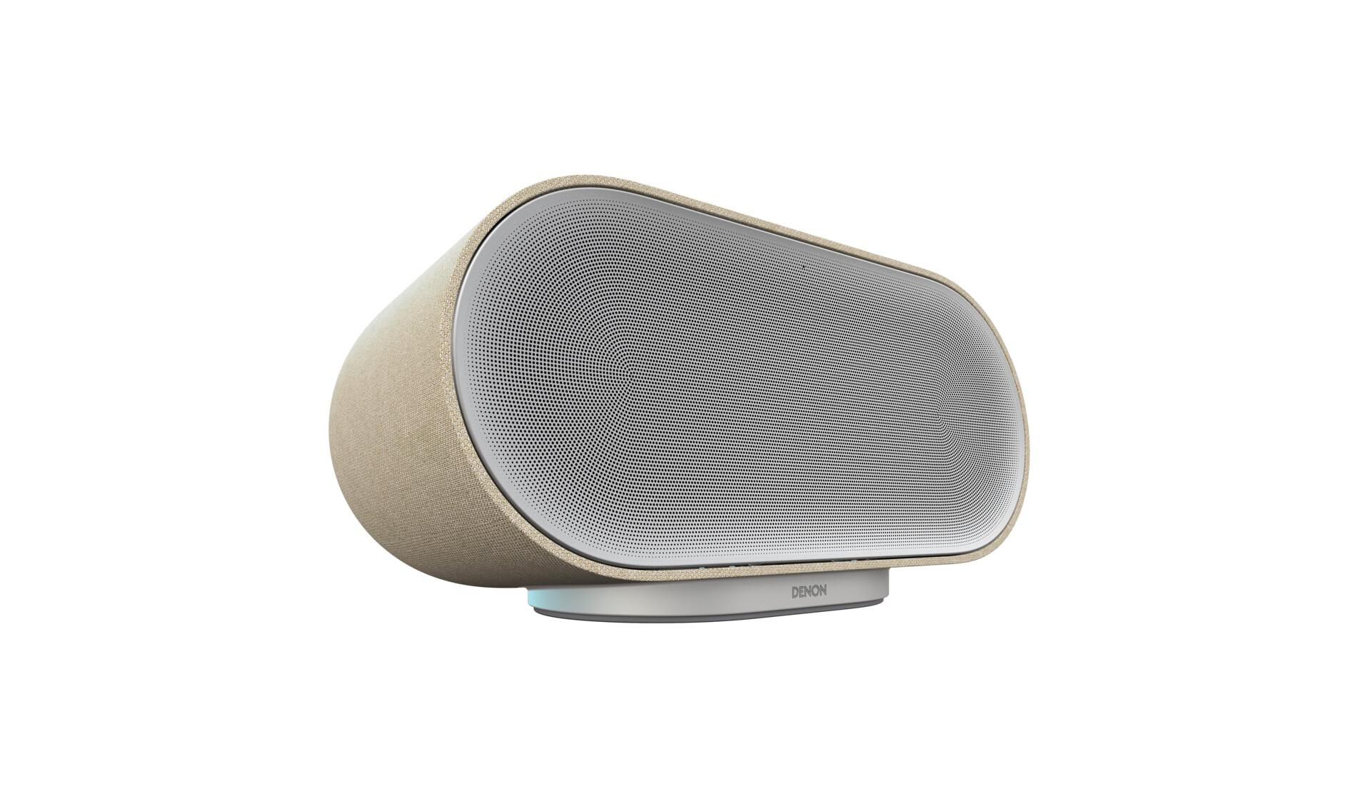 Ein ovaler, beige ummantelter Lautsprecher mit silberner Front und Denon-Logo.
