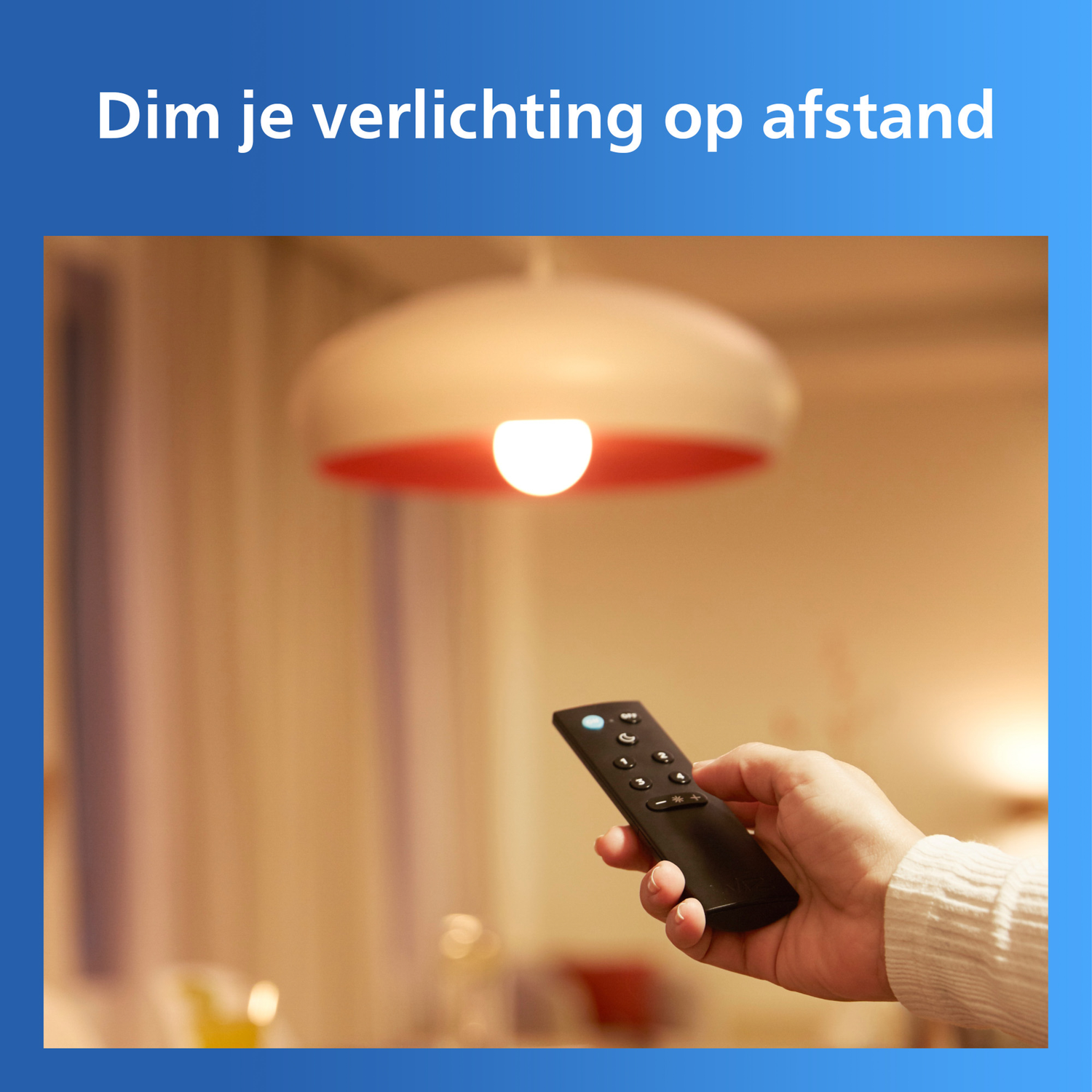 Hand houdt afstandsbediening voor gedimd licht.