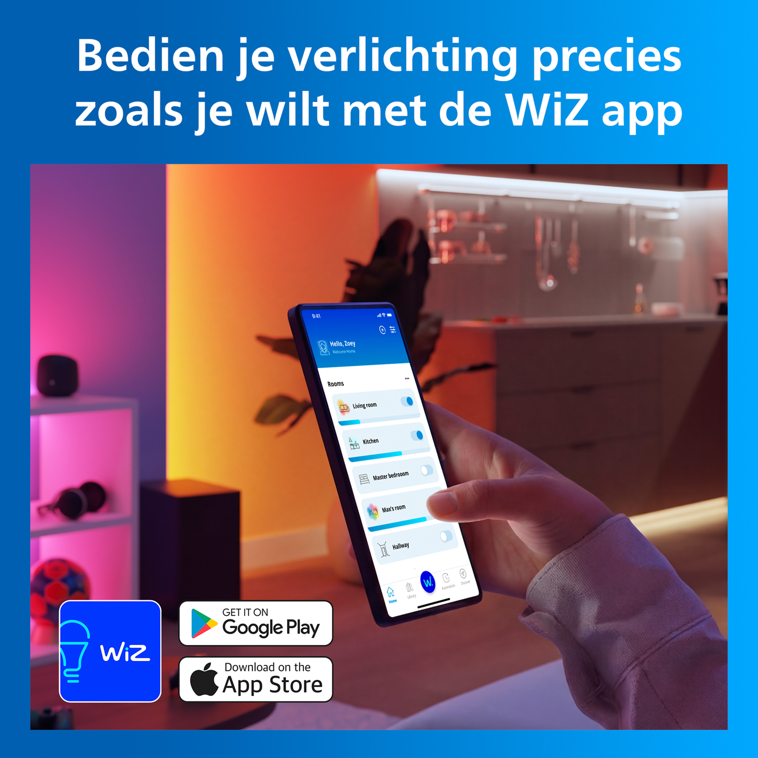 Een hand houdt een smartphone met de WiZ app vast voor lichtbediening. Achtergrond: een woonkamer.