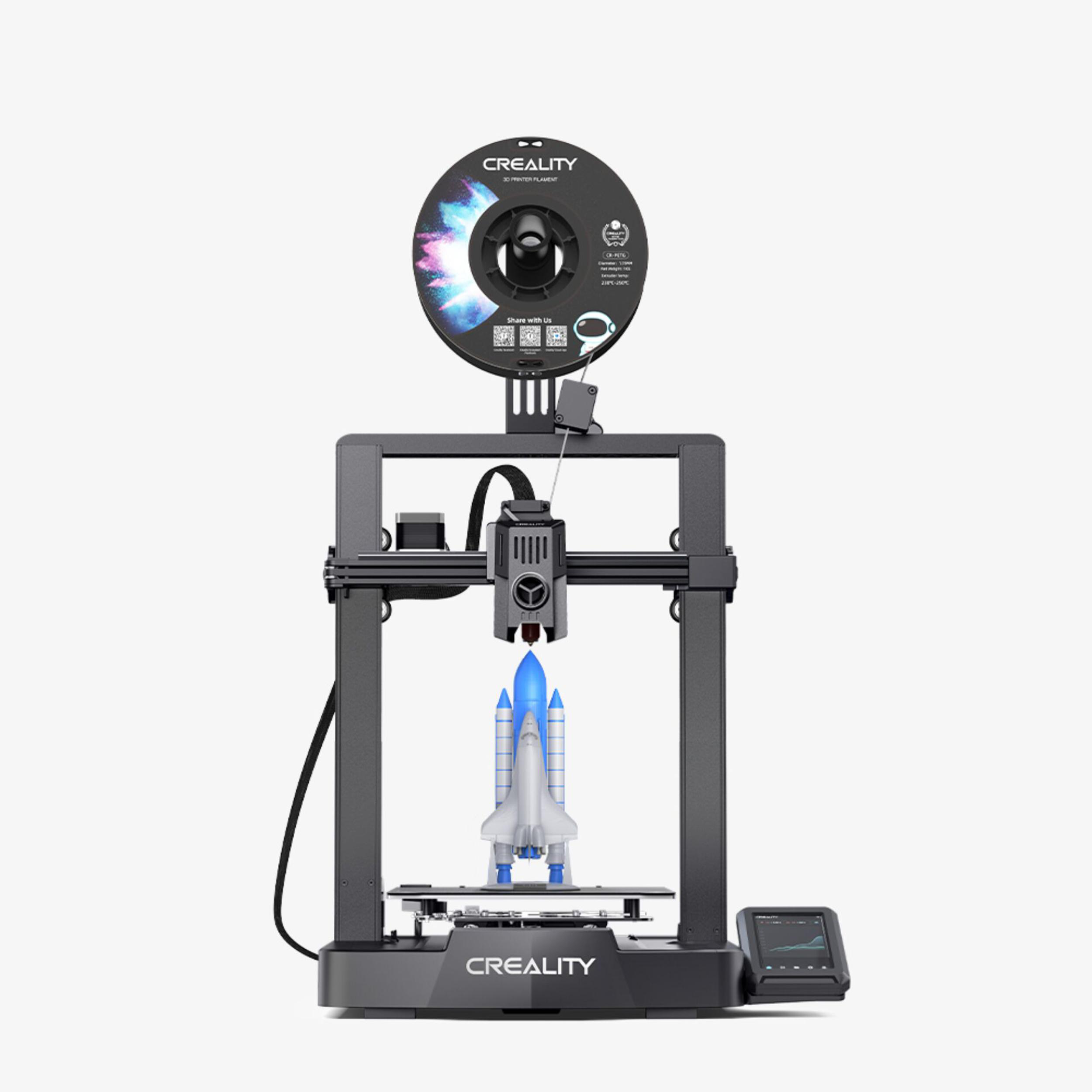 Ein 3D-Drucker druckt ein blau-weißes Raumschiffmodell mit einer Filamentrolle oben.