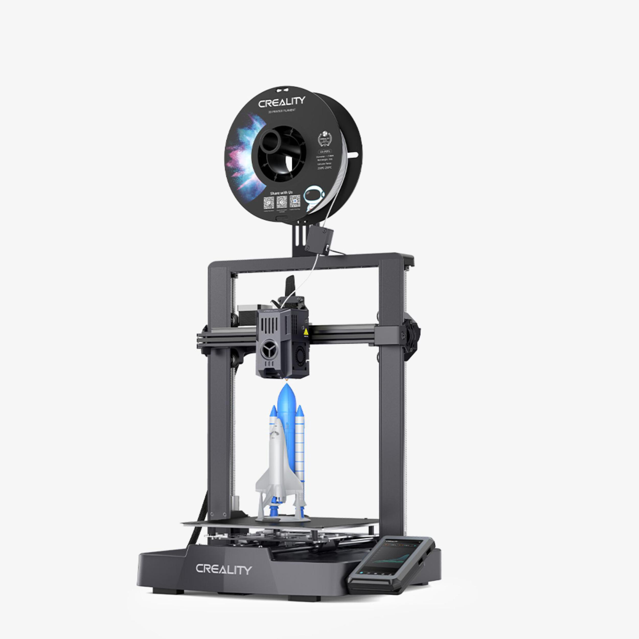 Ein 3D-Drucker druckt ein blaues und weißes Raketenmodell auf einer weißen Plattform.
