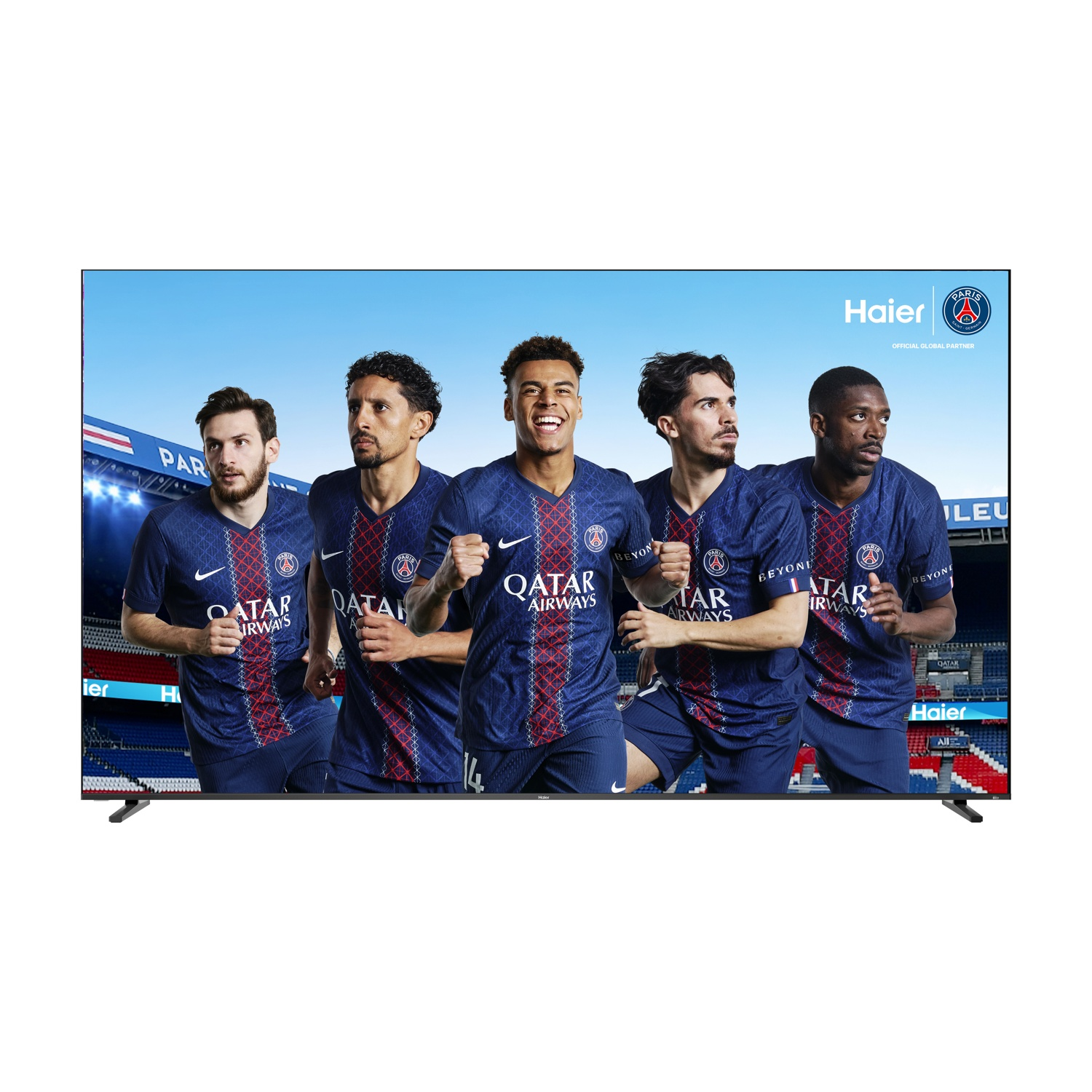 Cinque giocatori del PSG in maglia blu con logo Qatar Airways, su sfondo stadio.