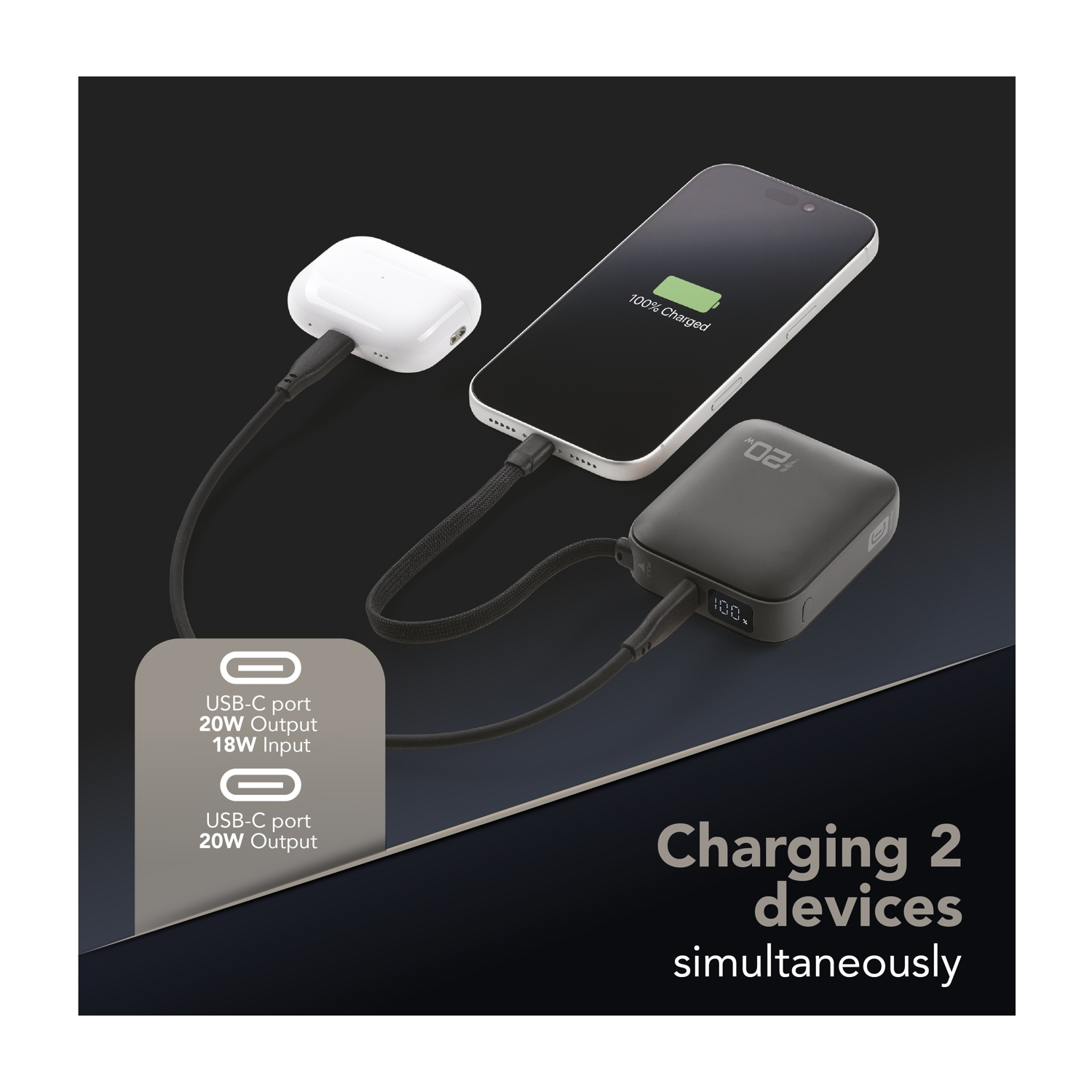 Una custodia di ricarica bianca e uno smartphone vengono caricati contemporaneamente da un power bank nero.