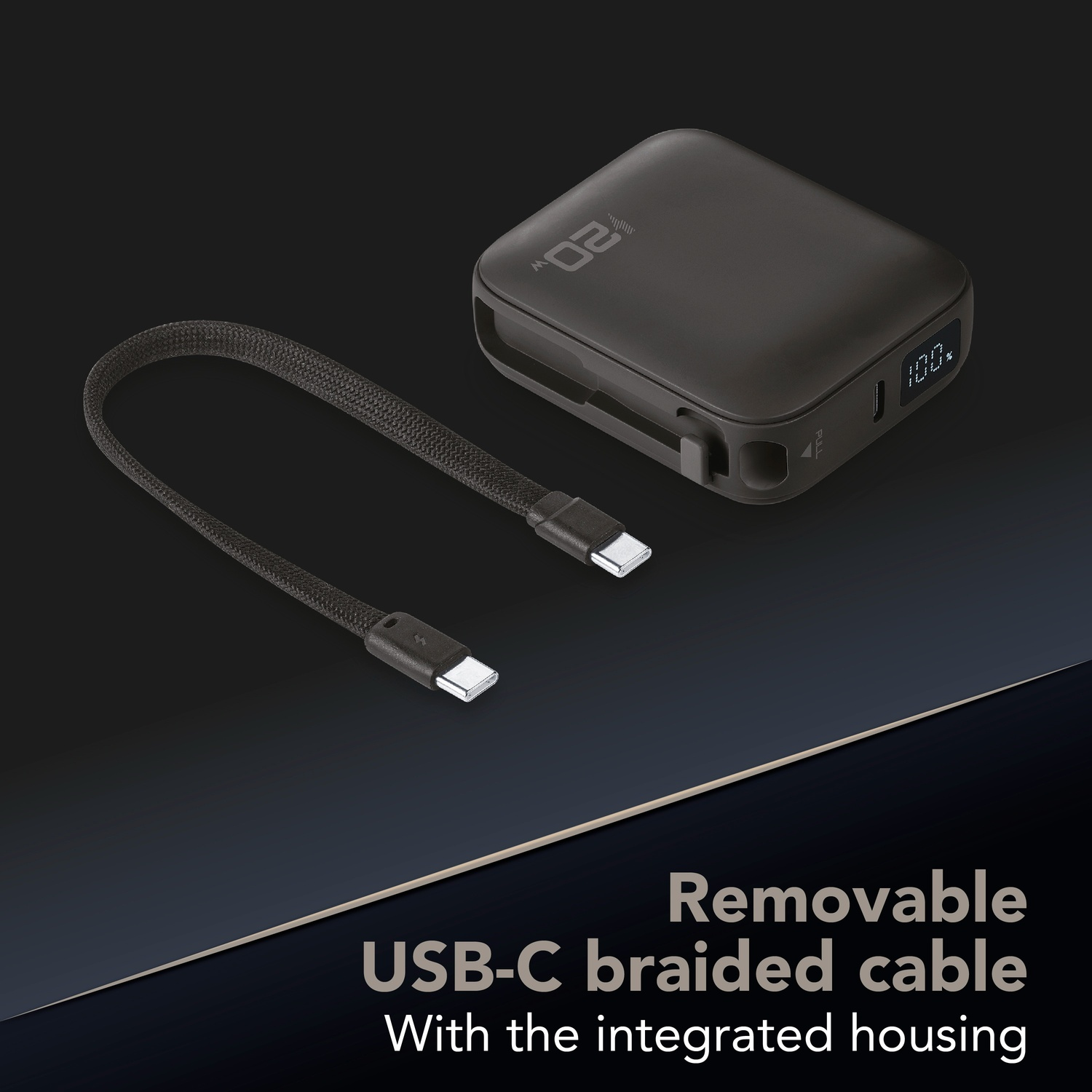 Power bank nero con cavo USB-C e indicatore di carica al 100%.