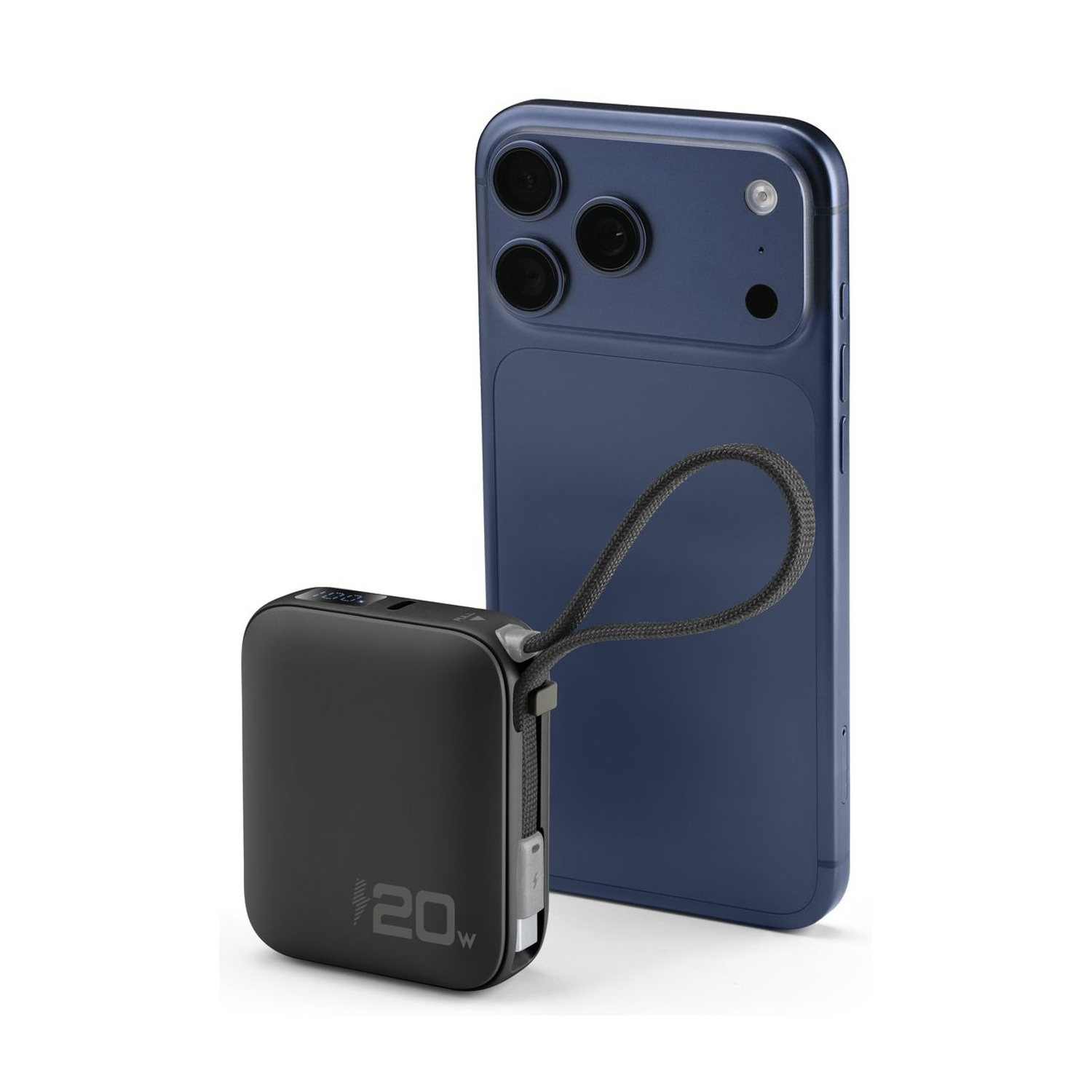 Un caricabatterie power bank nero con un cordino accanto a uno smartphone blu.