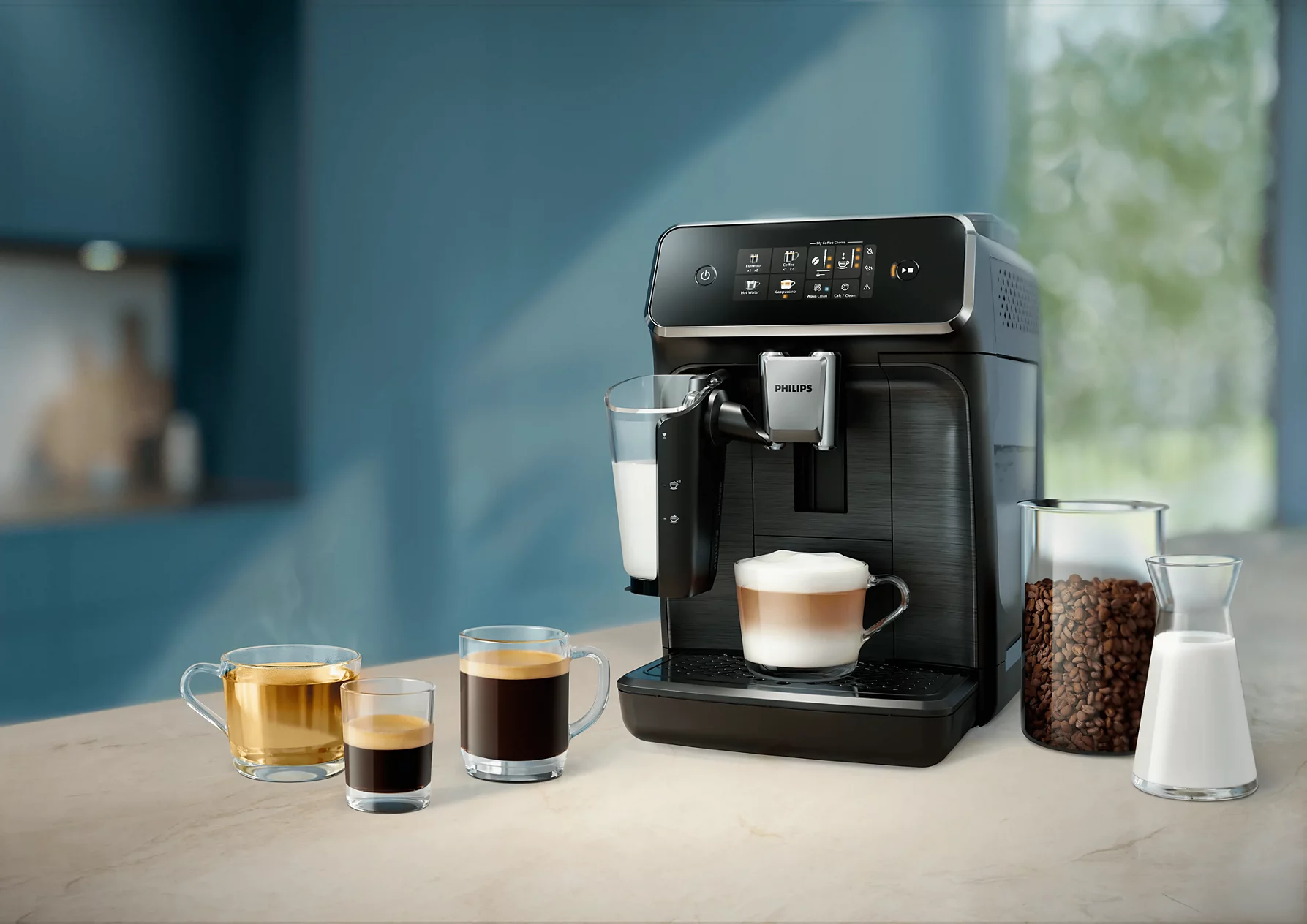 Egy kávéfőző latte macchiato-t főz kávés- és tejescsészék mellett.