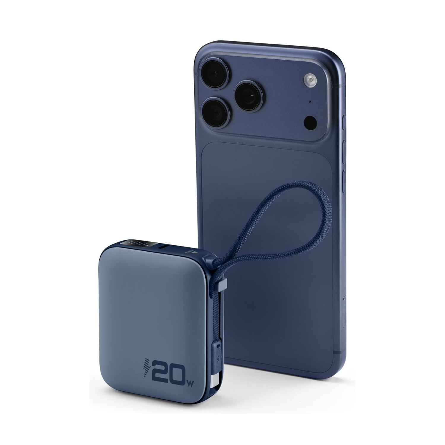 Uno smartphone blu accanto a un piccolo caricabatterie portatile blu.