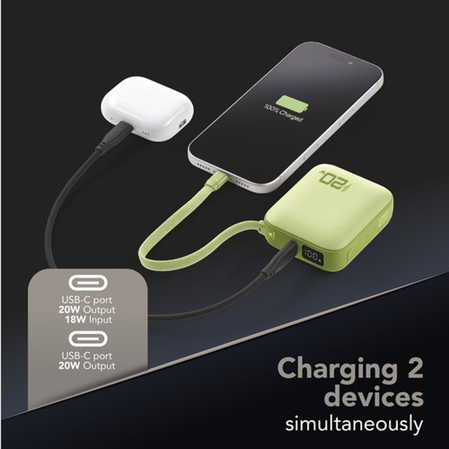 Uno smartphone e auricolari bianchi sono caricati contemporaneamente da un power bank verde.