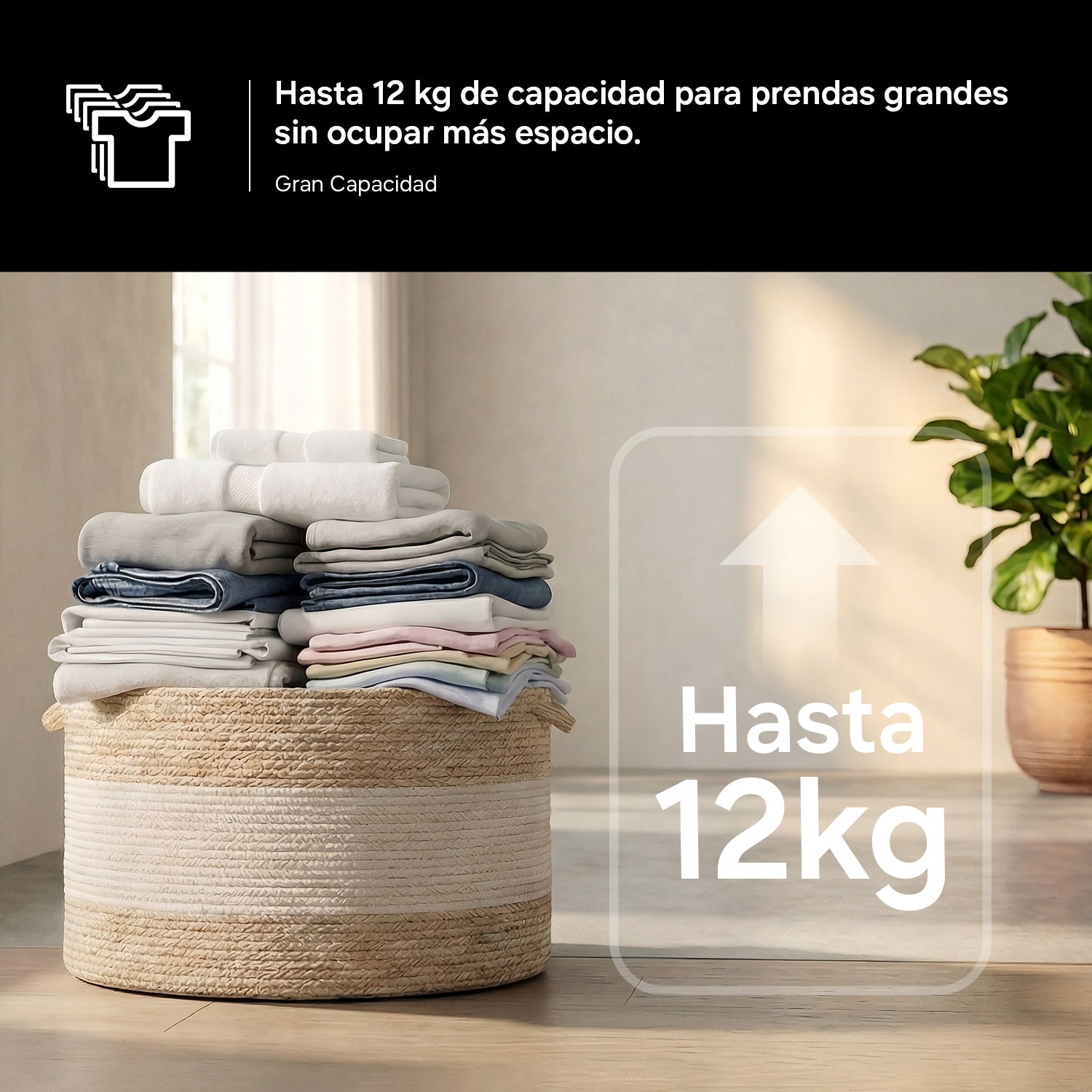 Una cesta de ropa grande llena de ropa limpia, con etiqueta "Hasta 12kg".