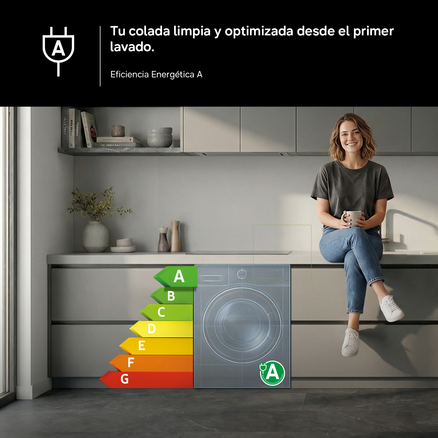 Mujer sentada en encimera junto a lavadora con etiqueta A de eficiencia energética.