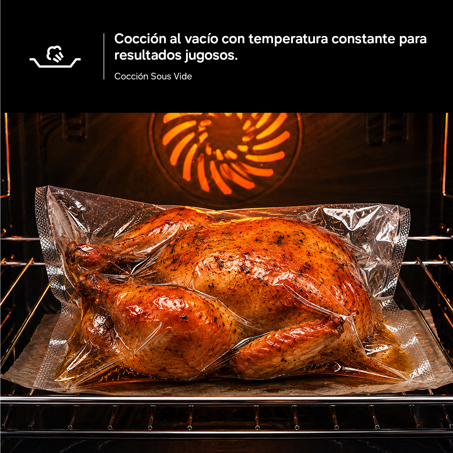 Pollo entero en bolsa de vacío dentro de un horno, listo para cocinar.