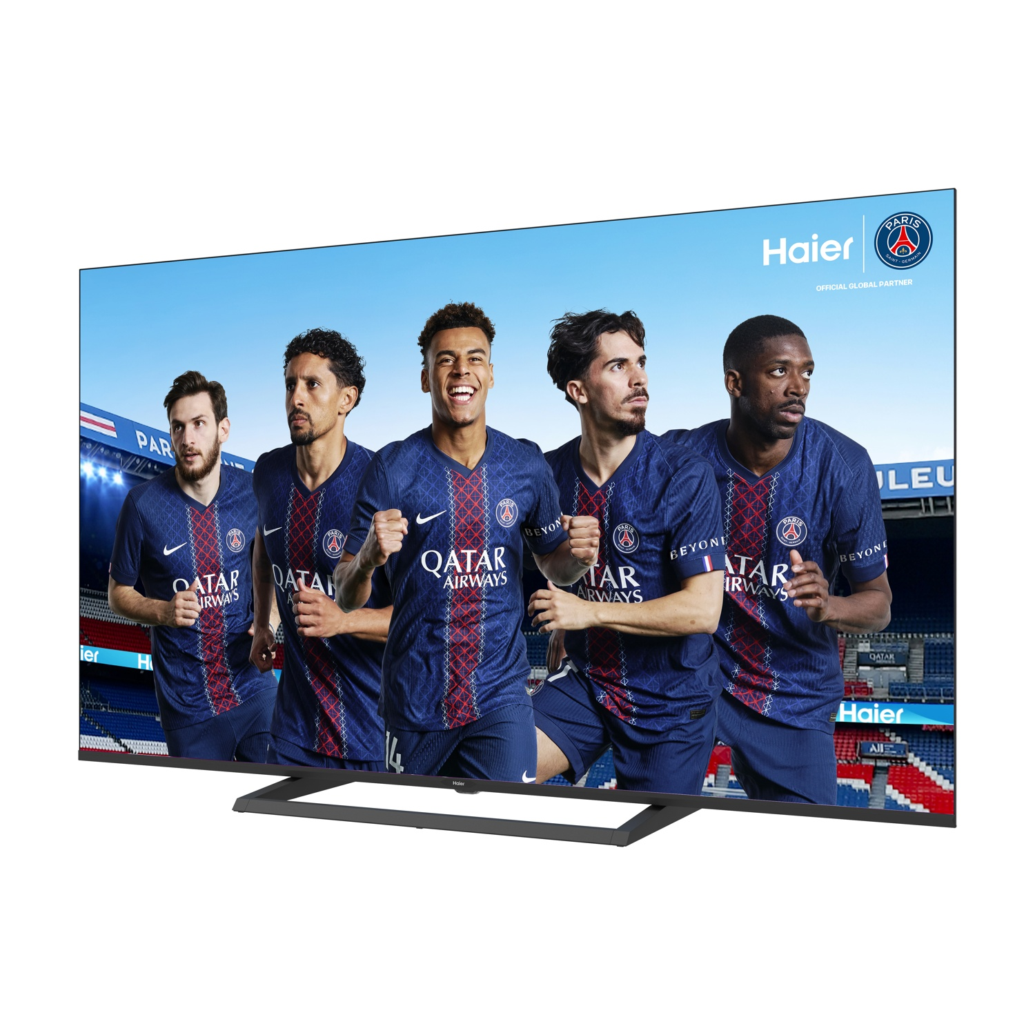 Cinque calciatori in maglia blu davanti a uno stadio, con logo Haier.