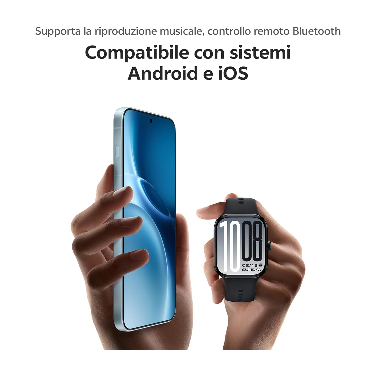 Una mano tiene uno smartphone, un'altra uno smartwatch che mostra le 10:08.