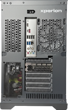 Rückseite eines schwarzen Computergehäuses mit Anschlüssen, Lüftern und Erweiterungssteckplätzen.