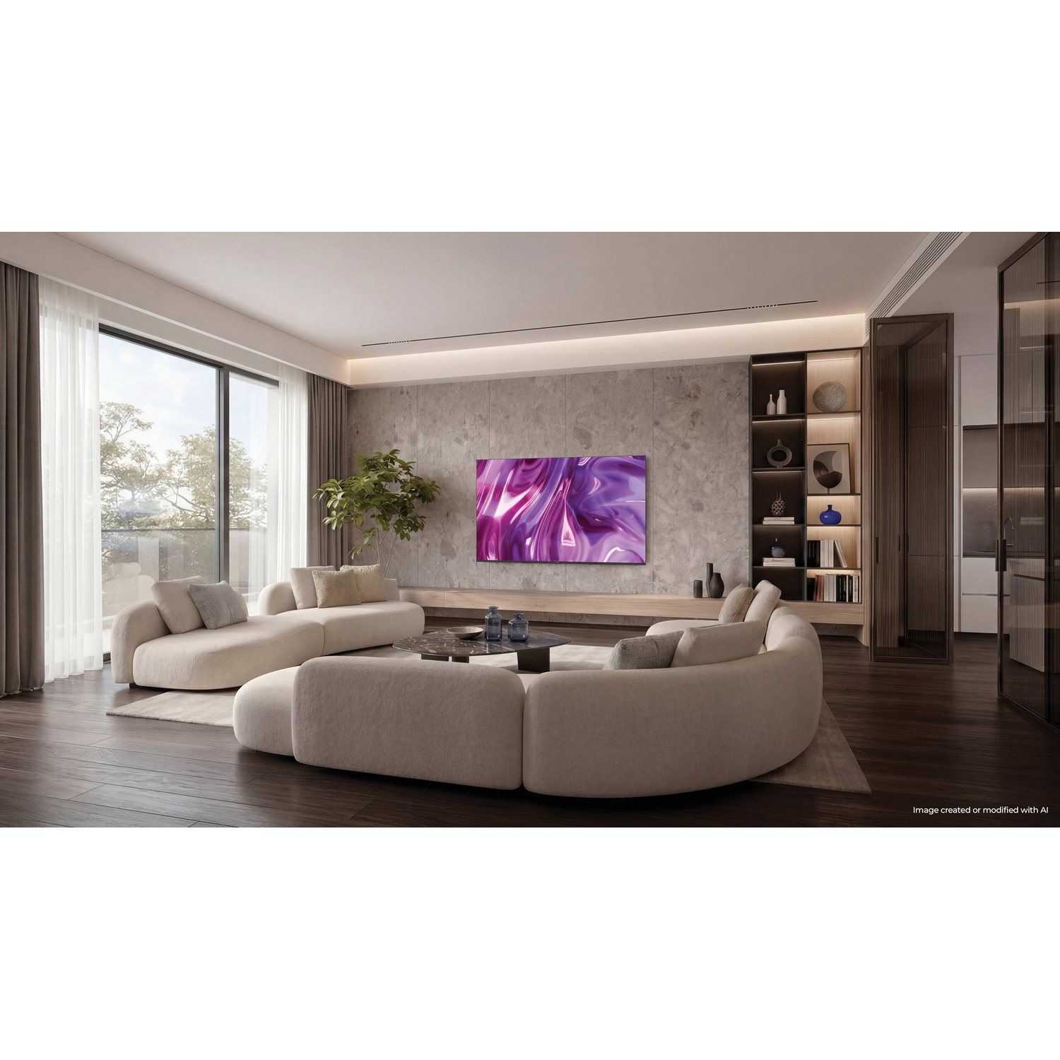 Un soggiorno moderno con una grande TV che mostra arte astratta viola, divani chiari e una grande finestra.