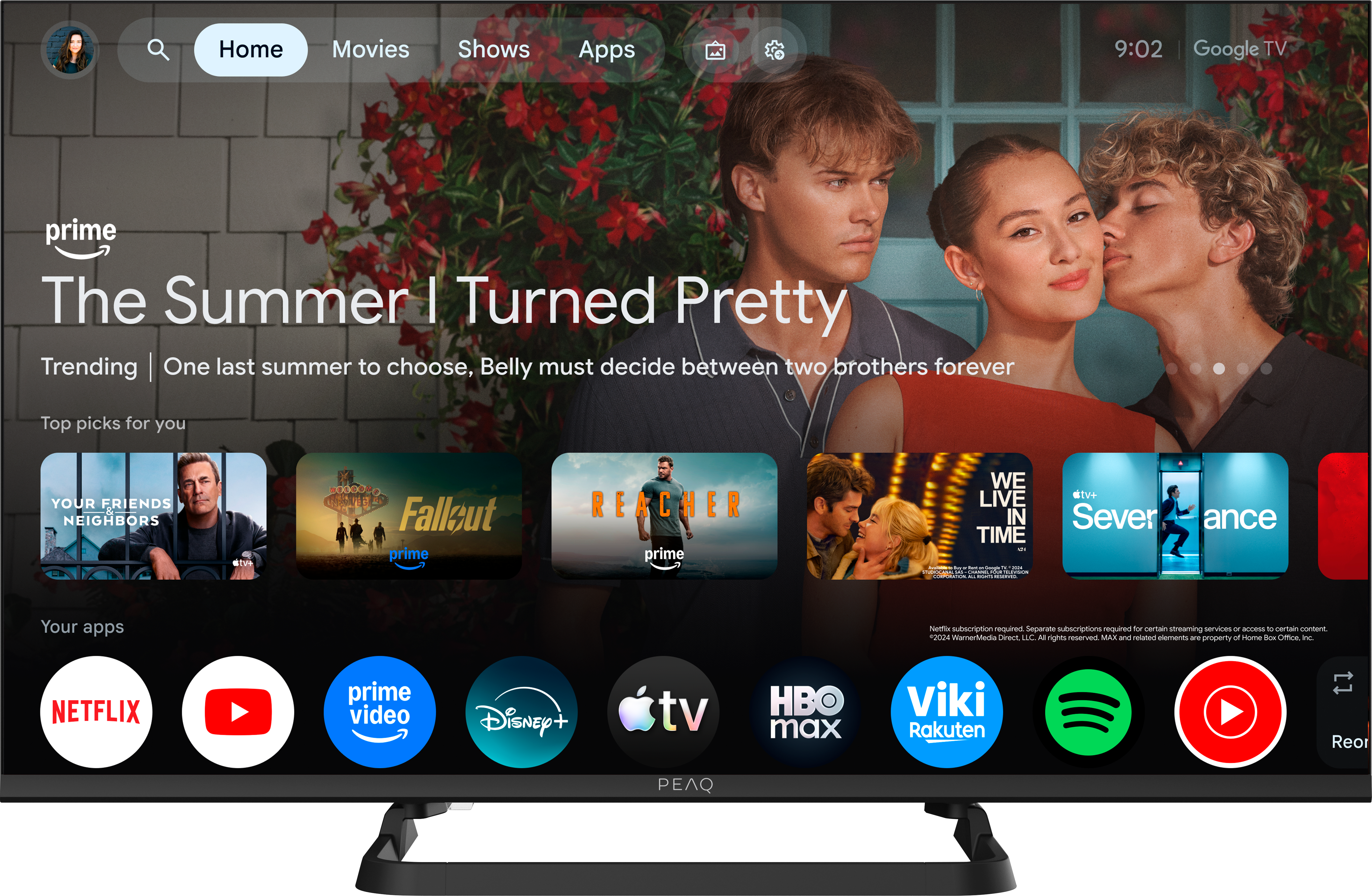 Una smart TV mostra l'interfaccia Google TV con varie icone di app di streaming e la serie in evidenza 'L'estate nei tuoi occhi'.