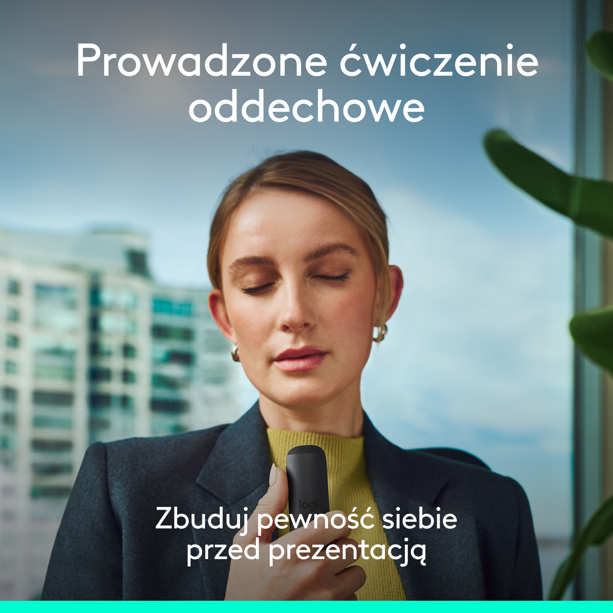 Kobieta z zamkniętymi oczami trzyma czarne urządzenie blisko ust. Budynki w tle.