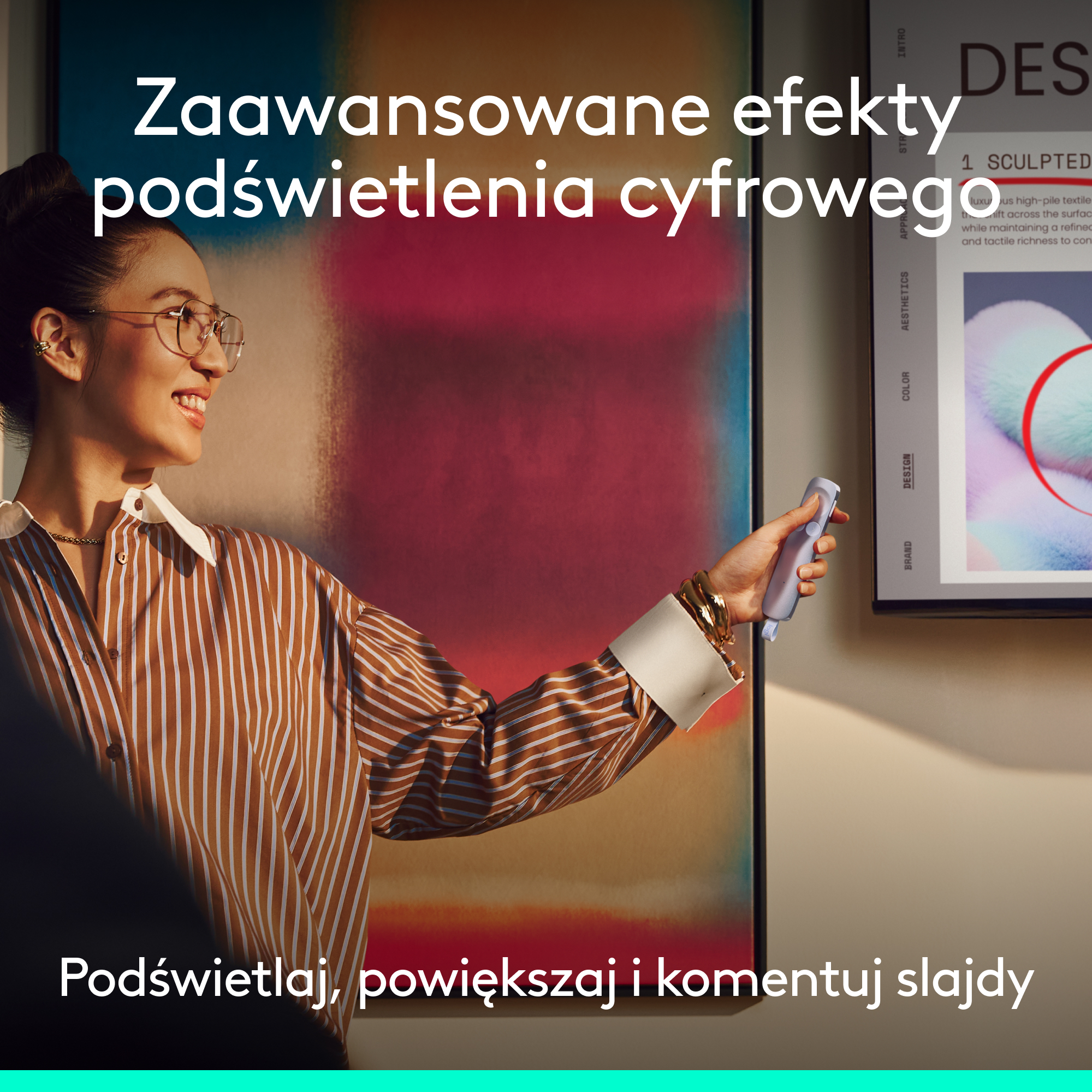 Kobieta ze wskaźnikiem przed obrazem, z polskim tekstem.
