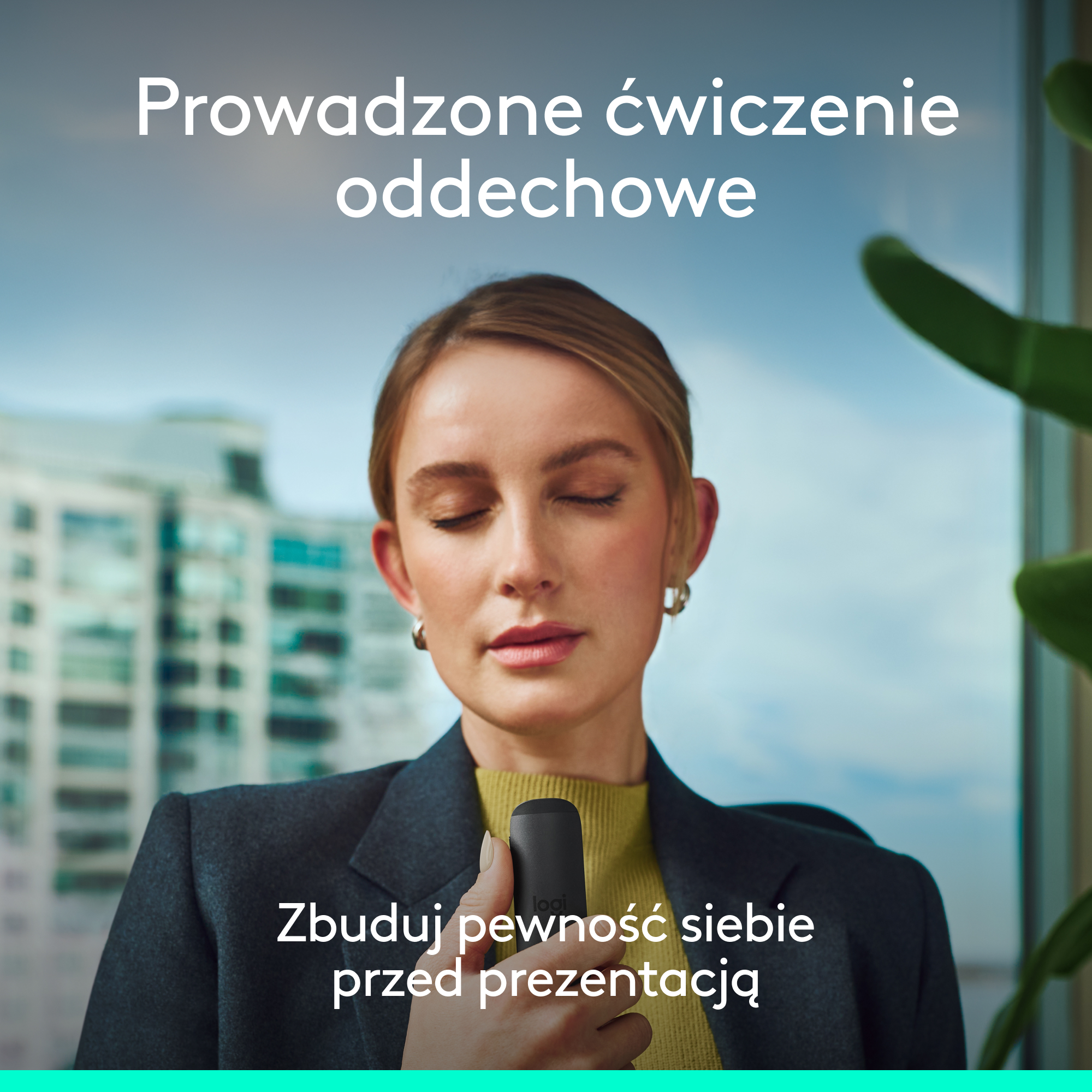 Kobieta z zamkniętymi oczami trzyma czarne urządzenie. Budynki w tle.
